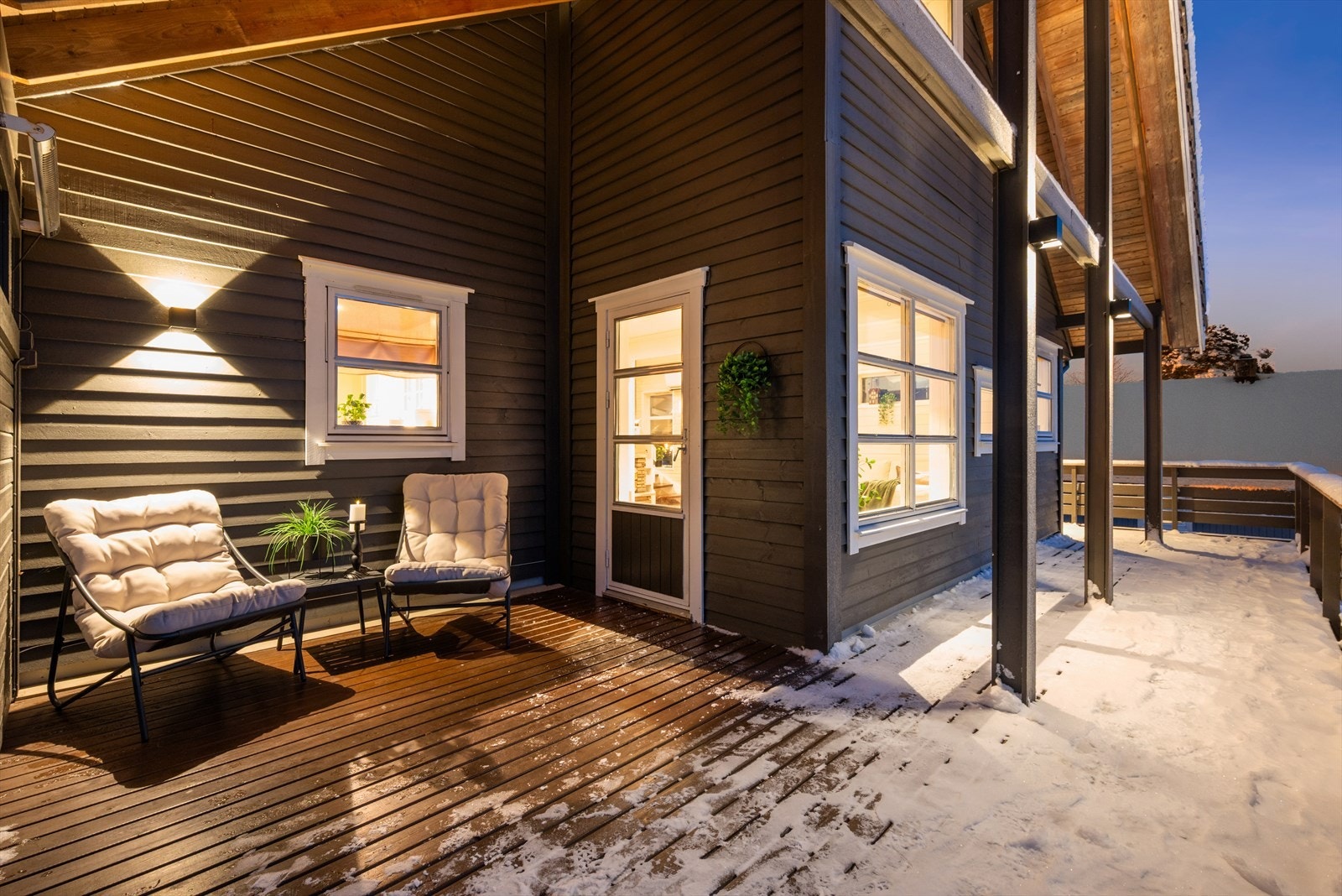 Gjennom dagen kan man følge solen på den luftige terrassen. Galleribilde