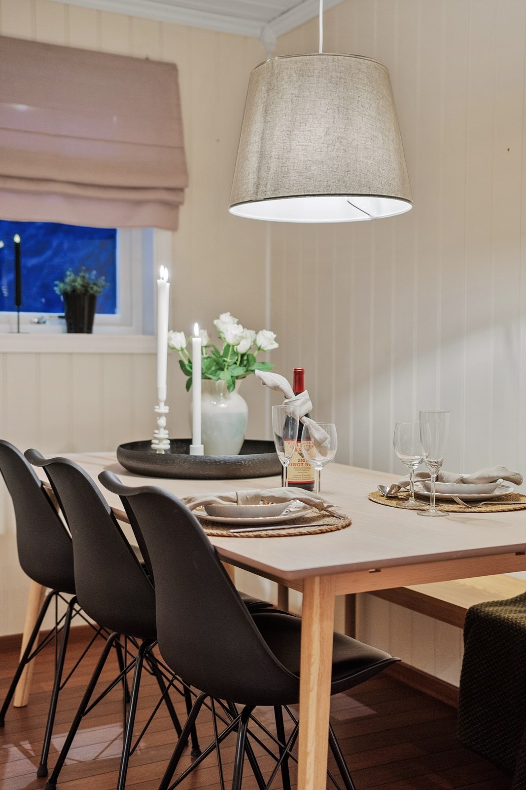 Spisestue med god plass for flere personer, hvor familie og venner kan samles til hyggelige lag. Galleribilde