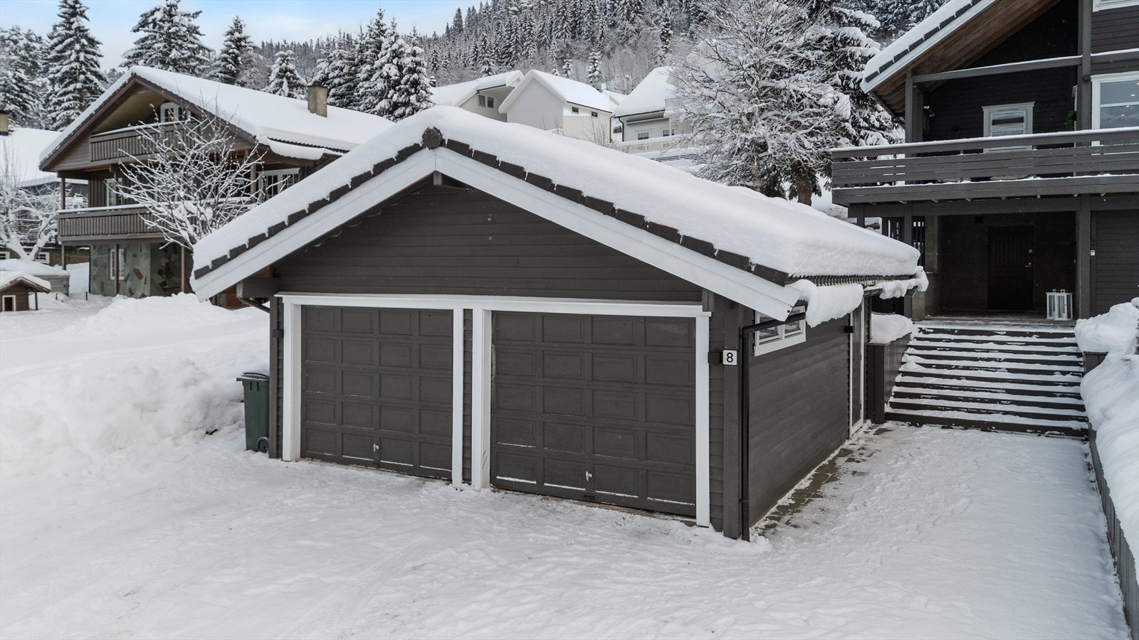 Parkeringen er god; i eller utenfor den frittstående dobbelgarasjen. Galleribilde