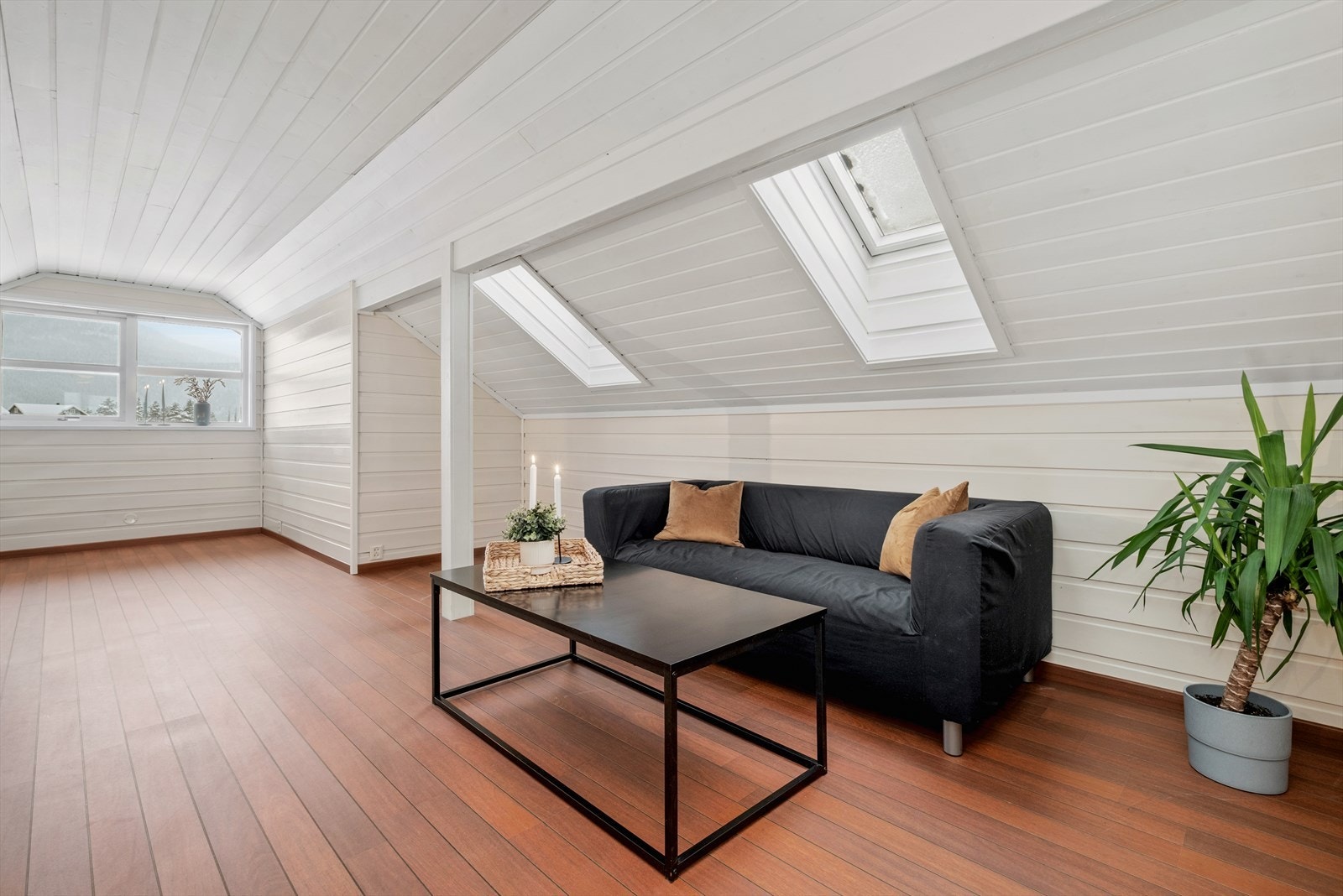 På loftet byr boligen på en lys og koselig loftstue, et ekstra oppholdsrom for lek, vennebesøk og avslapning. Galleribilde