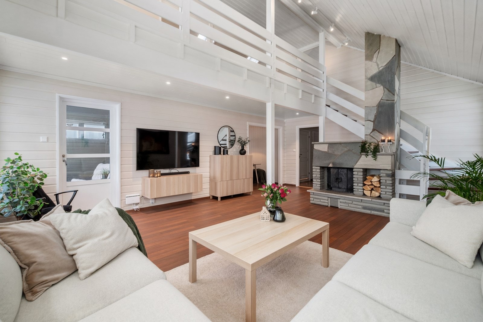 Med både peis og en varmepumpe fra 2013, får man det lunt og godt i stuen. Galleribilde