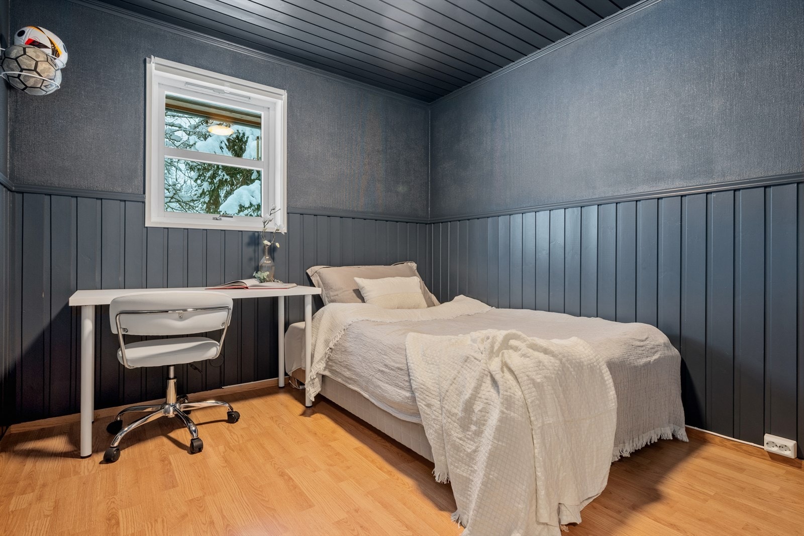 Soverommene er fordelt med ett i underetasjen, ett i loftsetasjen og to på hovedplanet. Dette rommet er på 8,5 kvm. Galleribilde