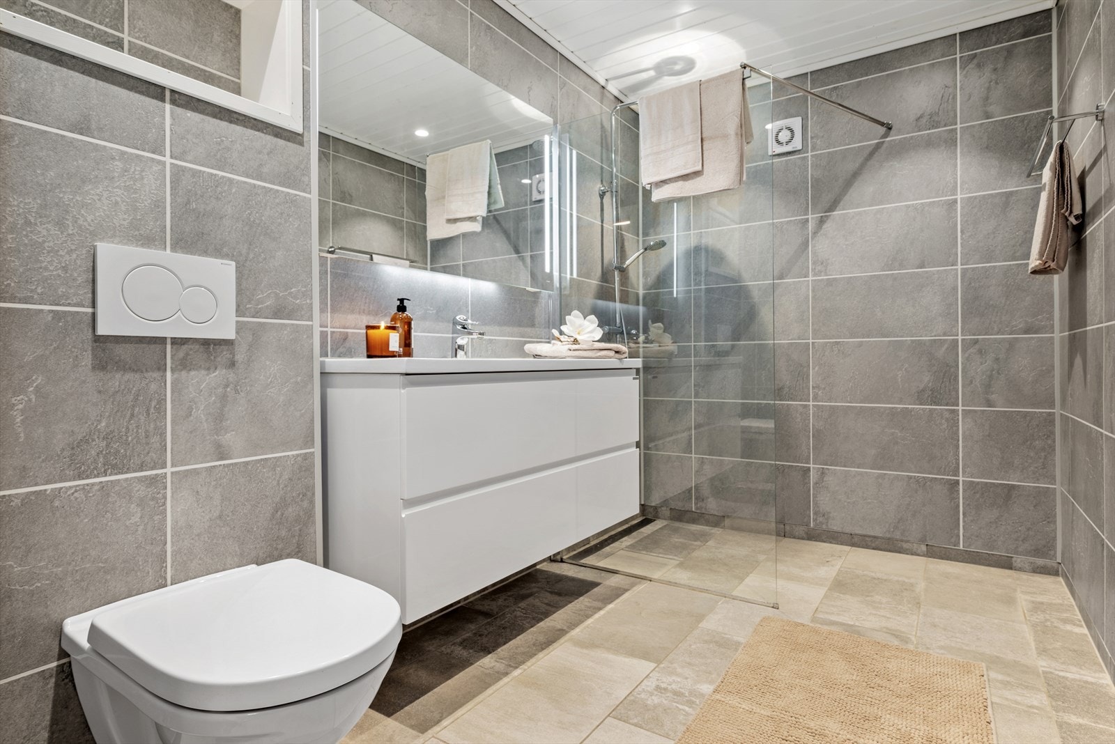 Badet er plassert i første etasje og ble lekkert pusset opp av fagfolk i 2018. Badet har downlights, gulvvarme, vegghengt toalett og regnfallsdusj i dusjhjørnet. Galleribilde