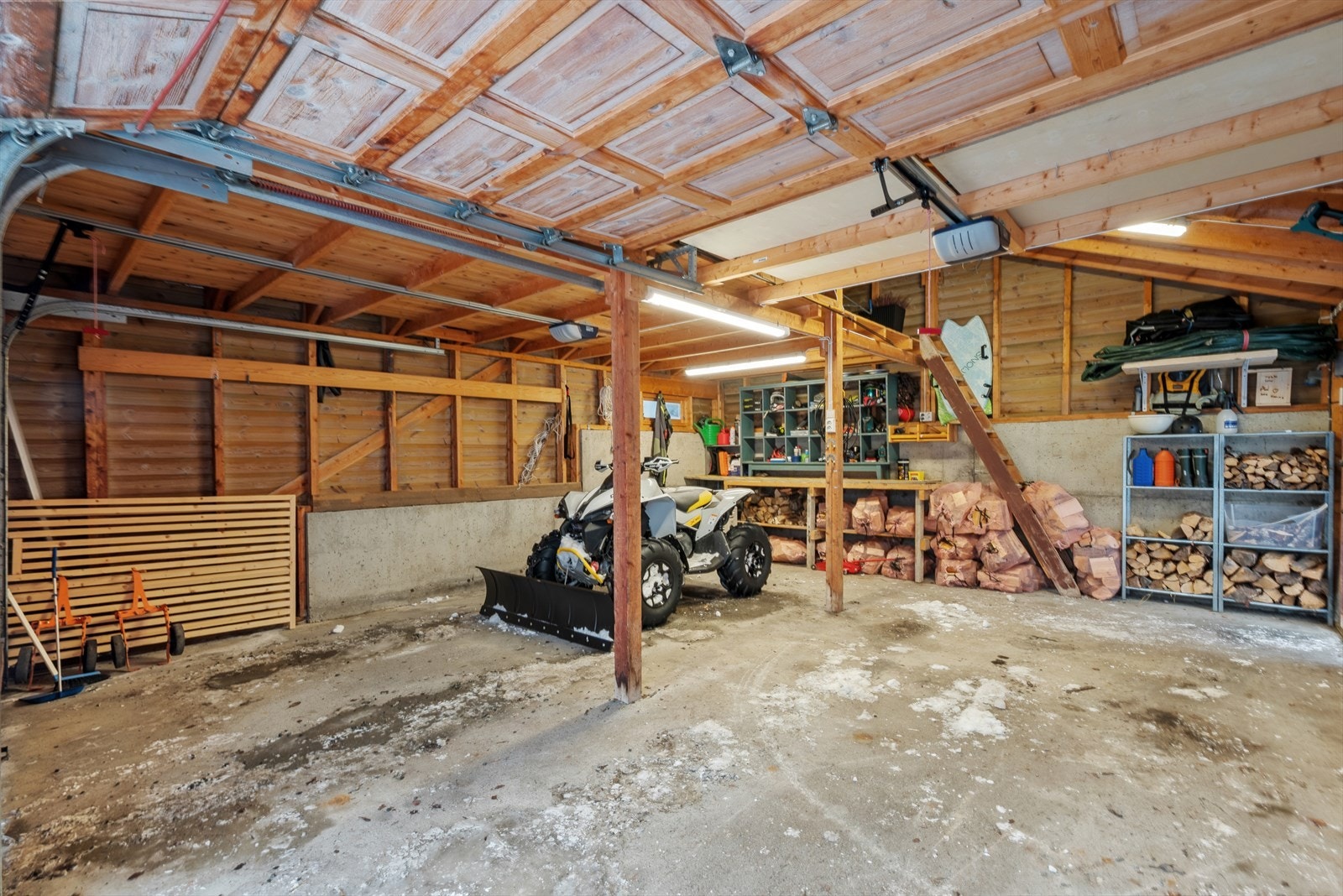 Stor dobbeltgarasje på 39 kvm, med plass til 2 biler og gode oppbevaringsmuligheter. Galleribilde