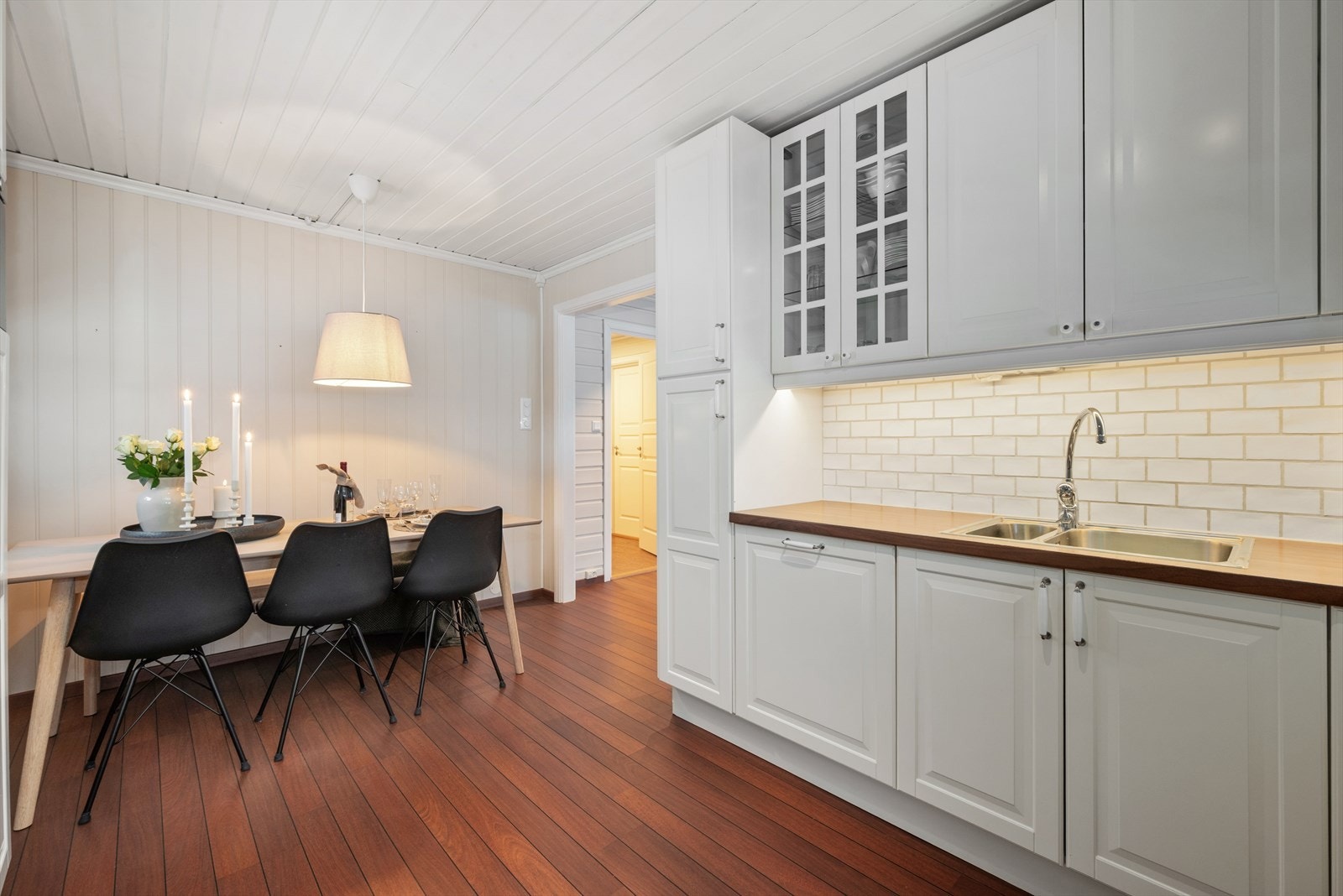 Her er det godt med boltreplass til matlagingen, samtidig som man kan være sosial med gjestene. Galleribilde