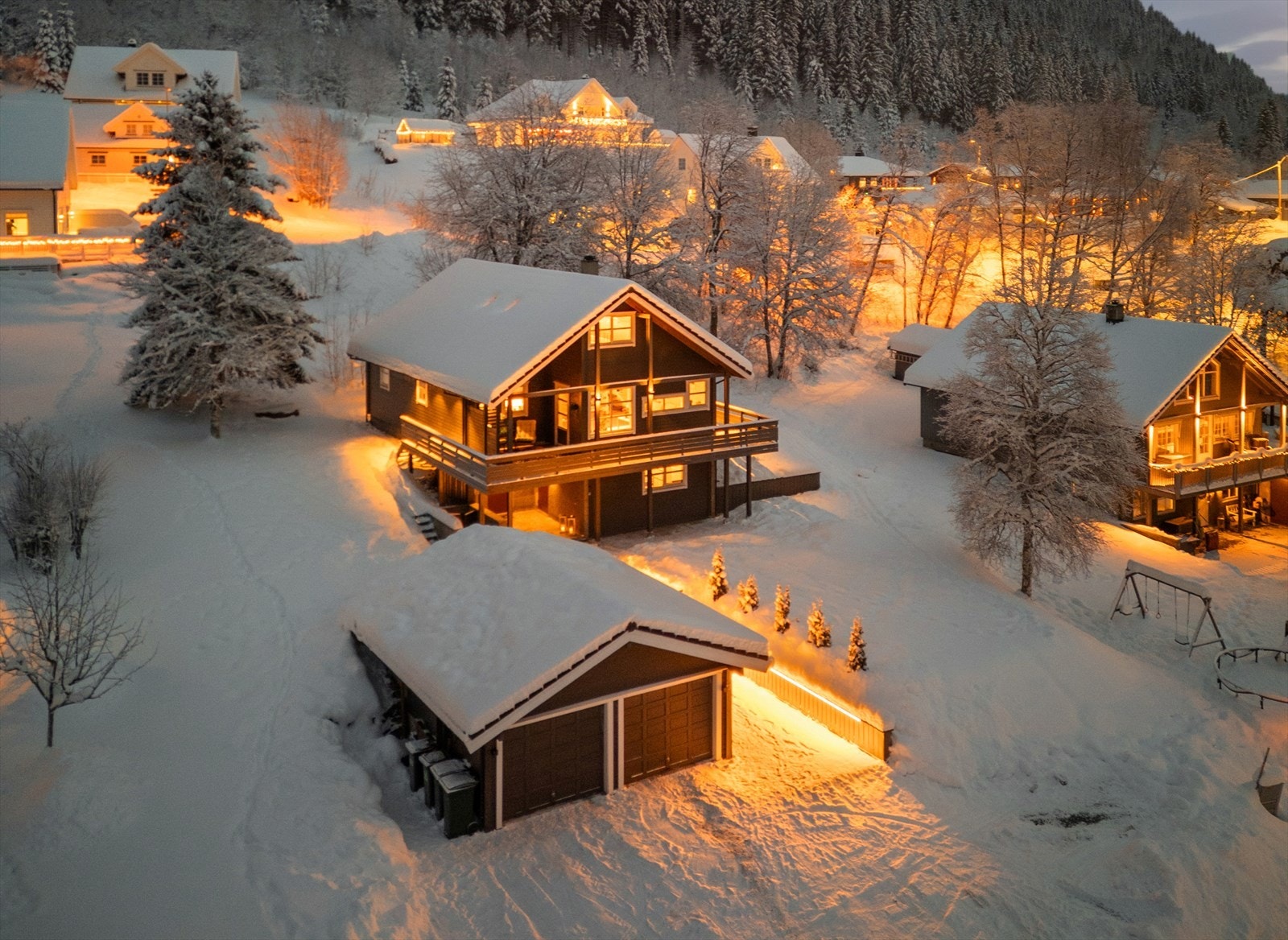 Velkommen til Småenget 8 - en pen, innholdsrik og velholdt enebolig over tre plan. Foto: Interiørfoto v/ Haukdal. Galleribilde