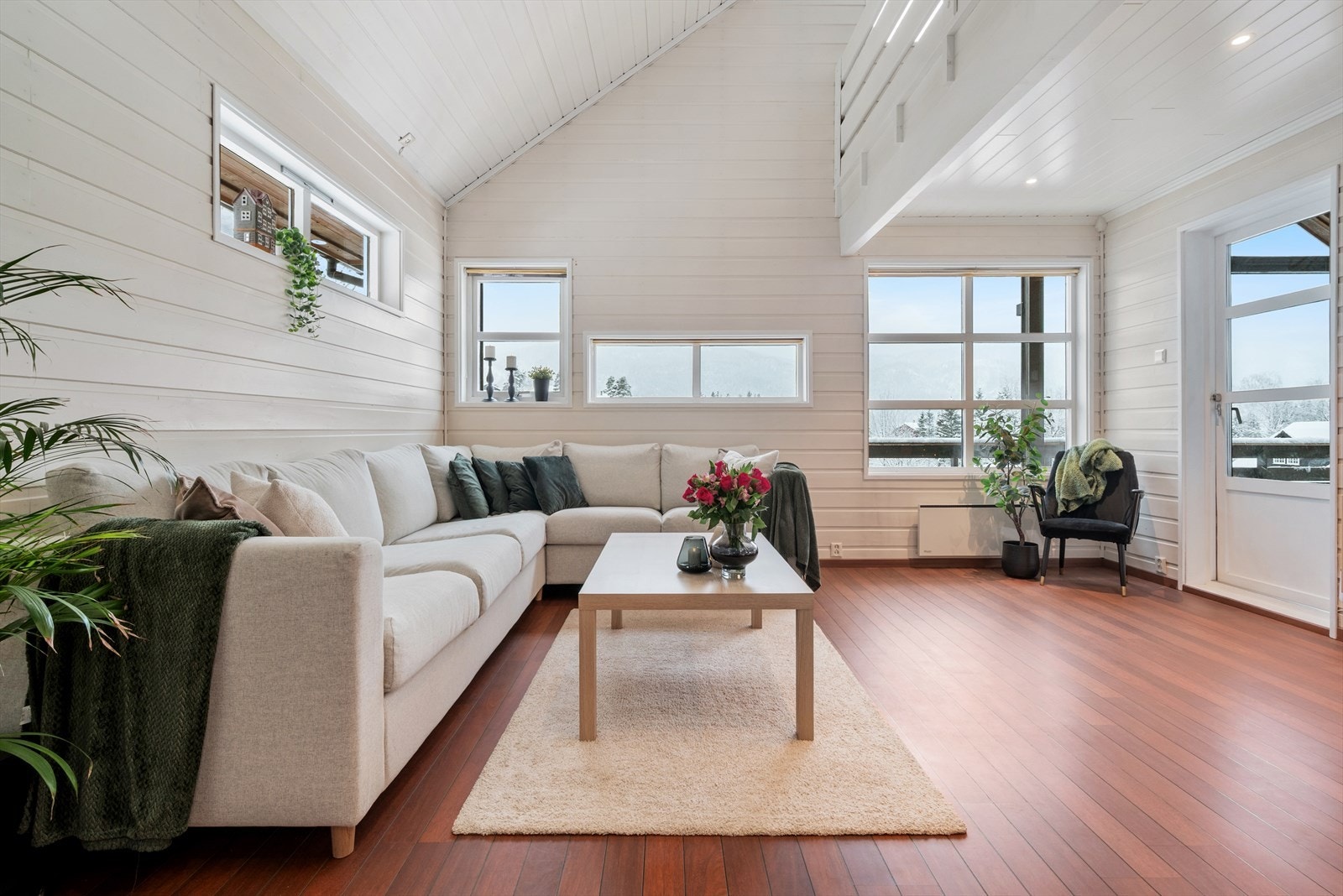 Den åpne himlingen bidrar til en luftig og eksklusiv atmosfære i stuen. Galleribilde