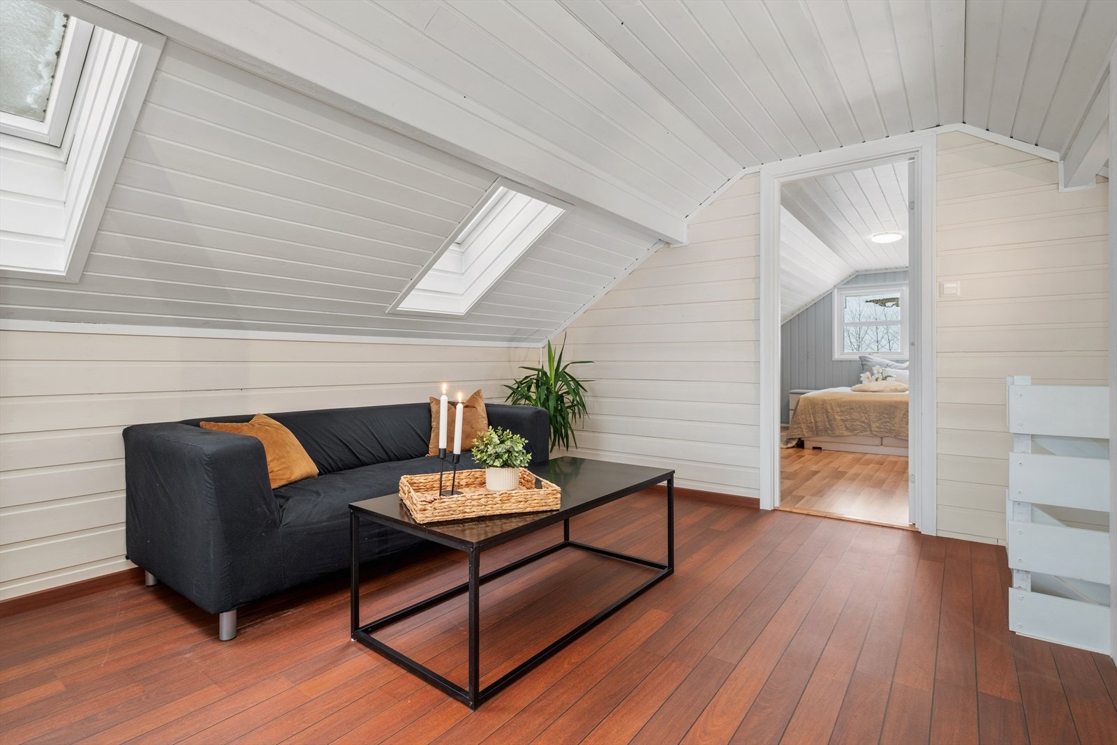 Loftstuen måler 16 kvm BRA-i, mens gulvarealet er enda større (grunnet skråtaket). Galleribilde