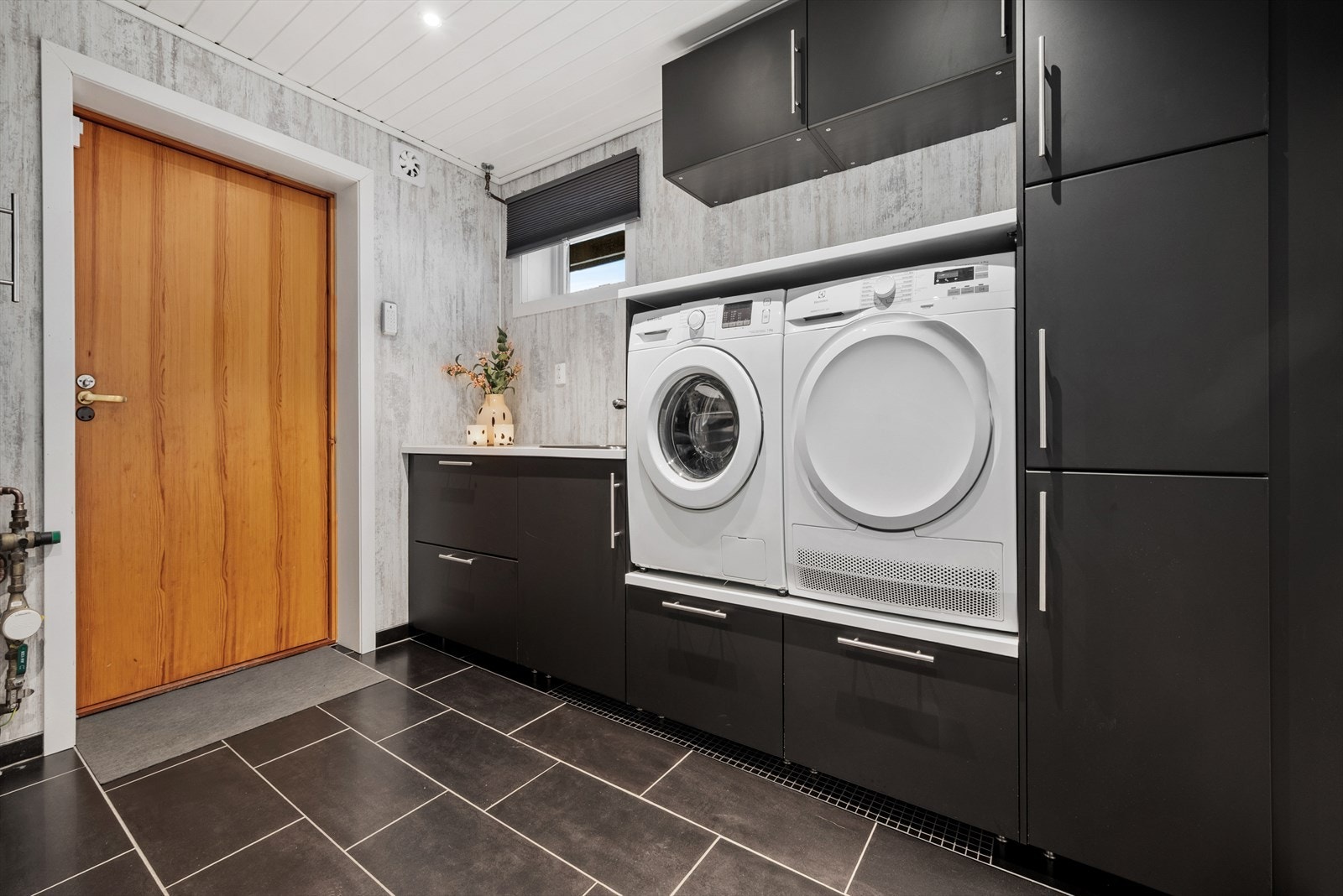 Vaskerommet er 8 kvm, og har flislagt gulv med varmekabler og våtromsplater på veggene. Galleribilde