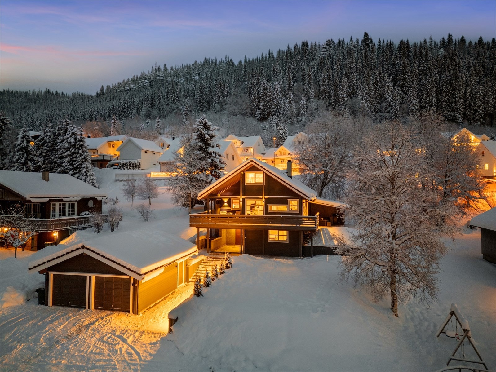 Eneboligen har en attraktiv beliggenhet, i et barnevennlig nabolag tett på flotte turmuligheter i skogen. Galleribilde