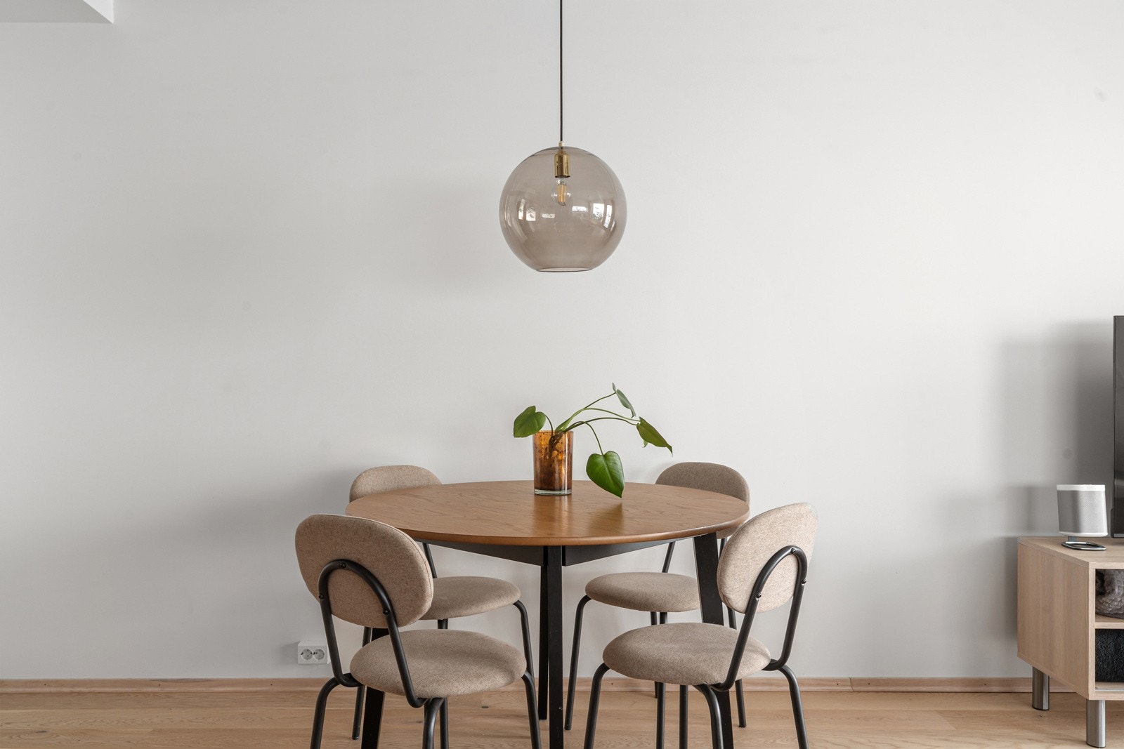 Spisebordet finner sin naturlige plass i nærheten av kjøkkenet.