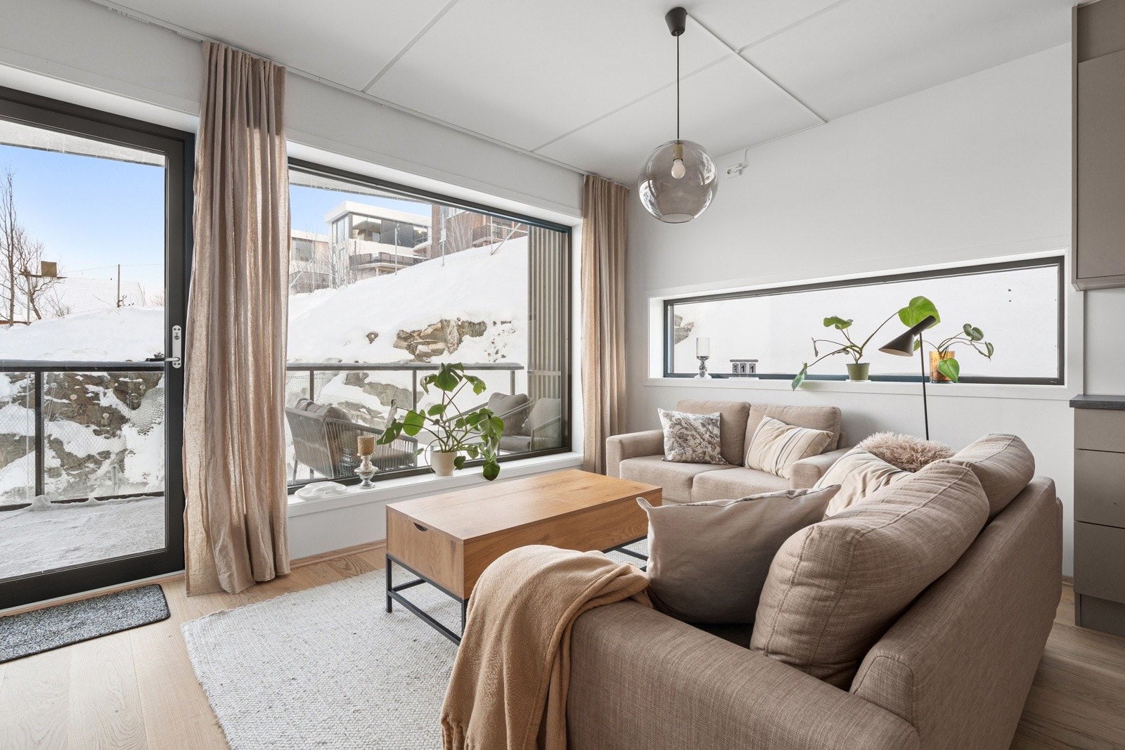 Her har du flere muligheter for å etablere den sosiale sonen med sofa, loungemøbler etc.