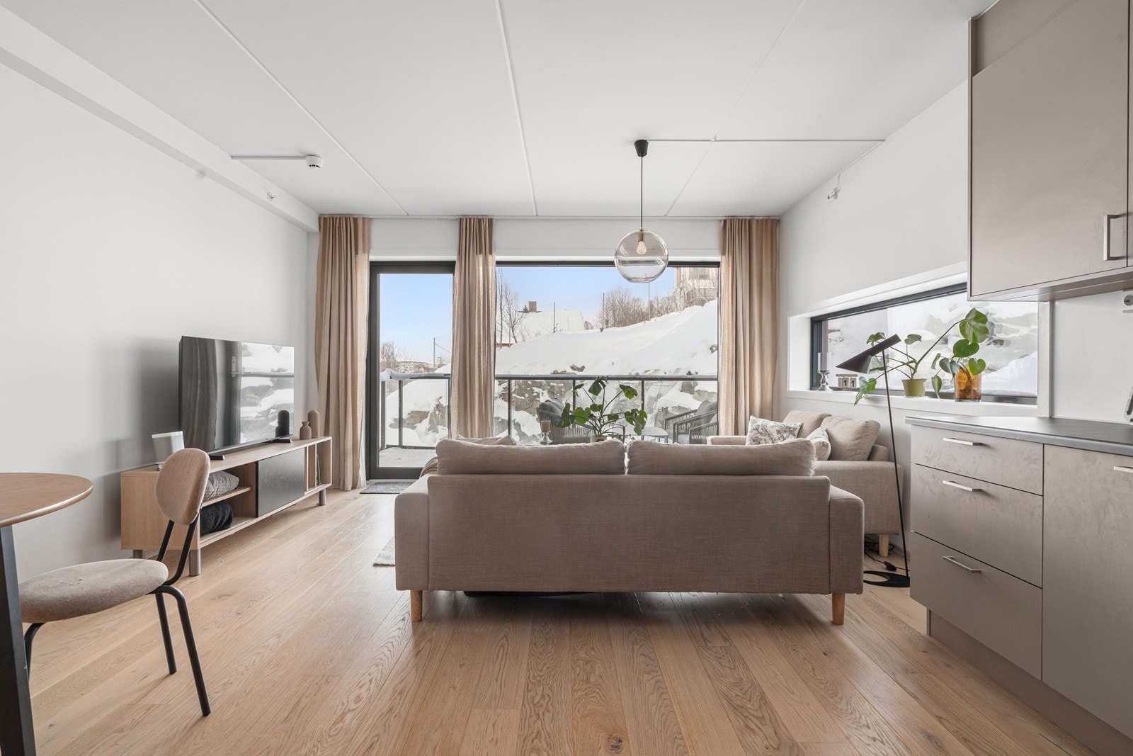 Leiligheten fremstår lys og åpen med store vindusflater som sikrer godt med innslipp av naturlig lys.