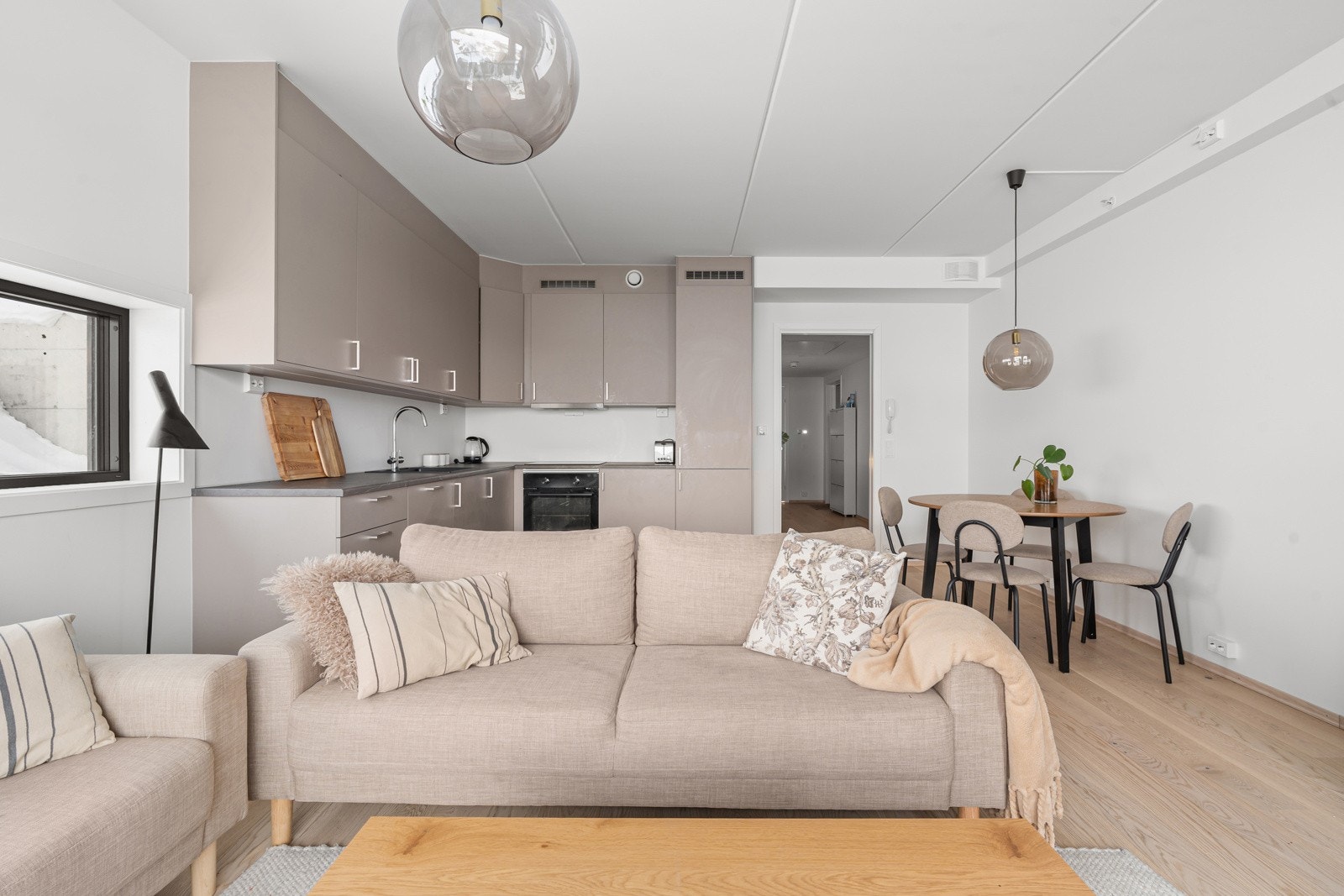 Gjennomgående delikate farge- og materialvalg.