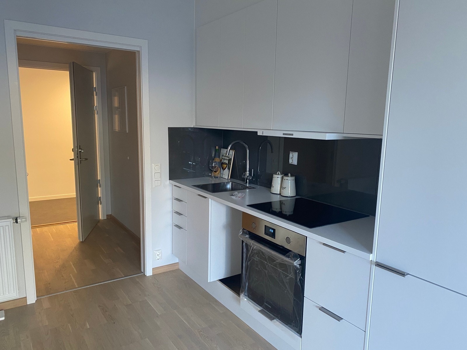 Kjøkken med alle hvitevarer Galleribilde