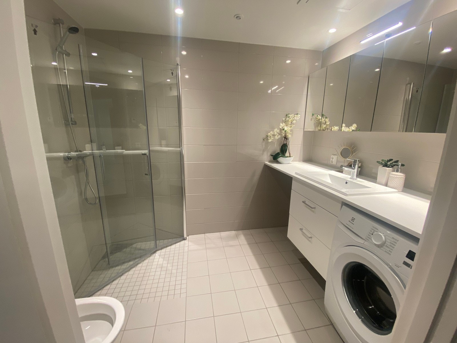 Lys & lekker bad med vaskemaskin Galleribilde