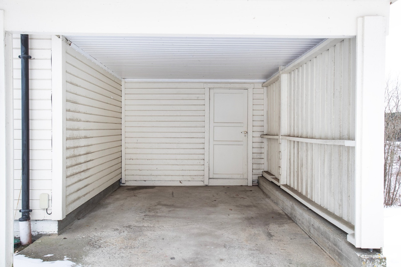 Romslig carport med stor bod Galleribilde