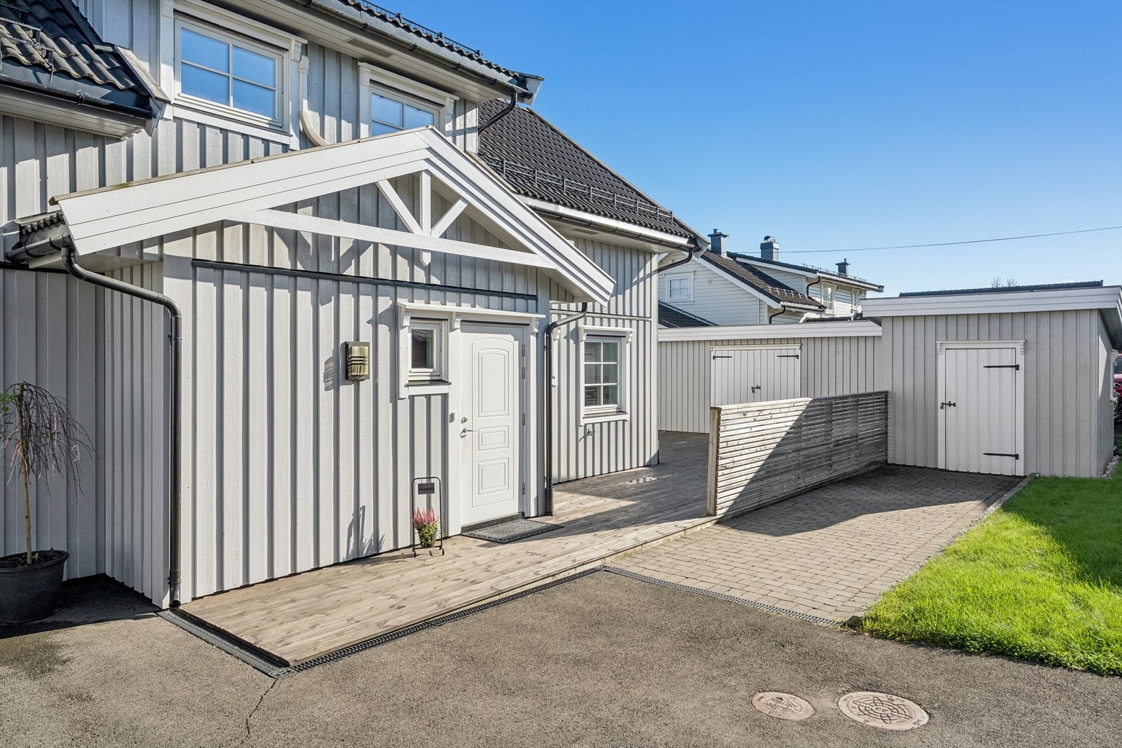 Boligen går over to plan og byr på en gjennomtenkt planløsning med gode romstørrelser, rikelig med lys og moderne løsninger. Galleribilde