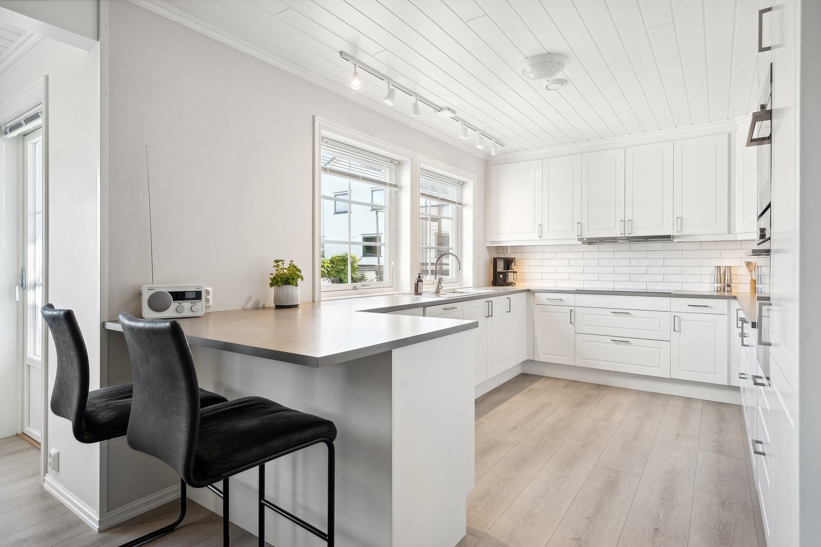 Kjøkkenet har en funksjonell innredning med profilerte fronter og benkeplate i høytrykkslaminat. Galleribilde