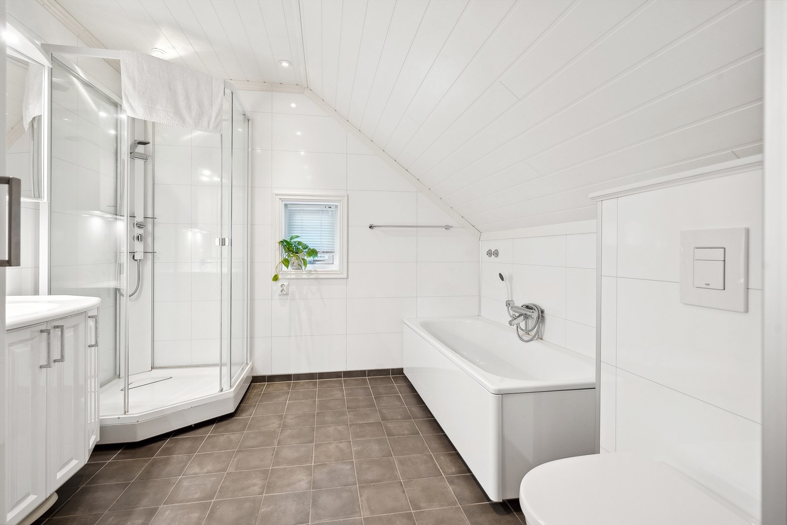 Badet har flislagte vegger og gulv med varmekabler. Galleribilde