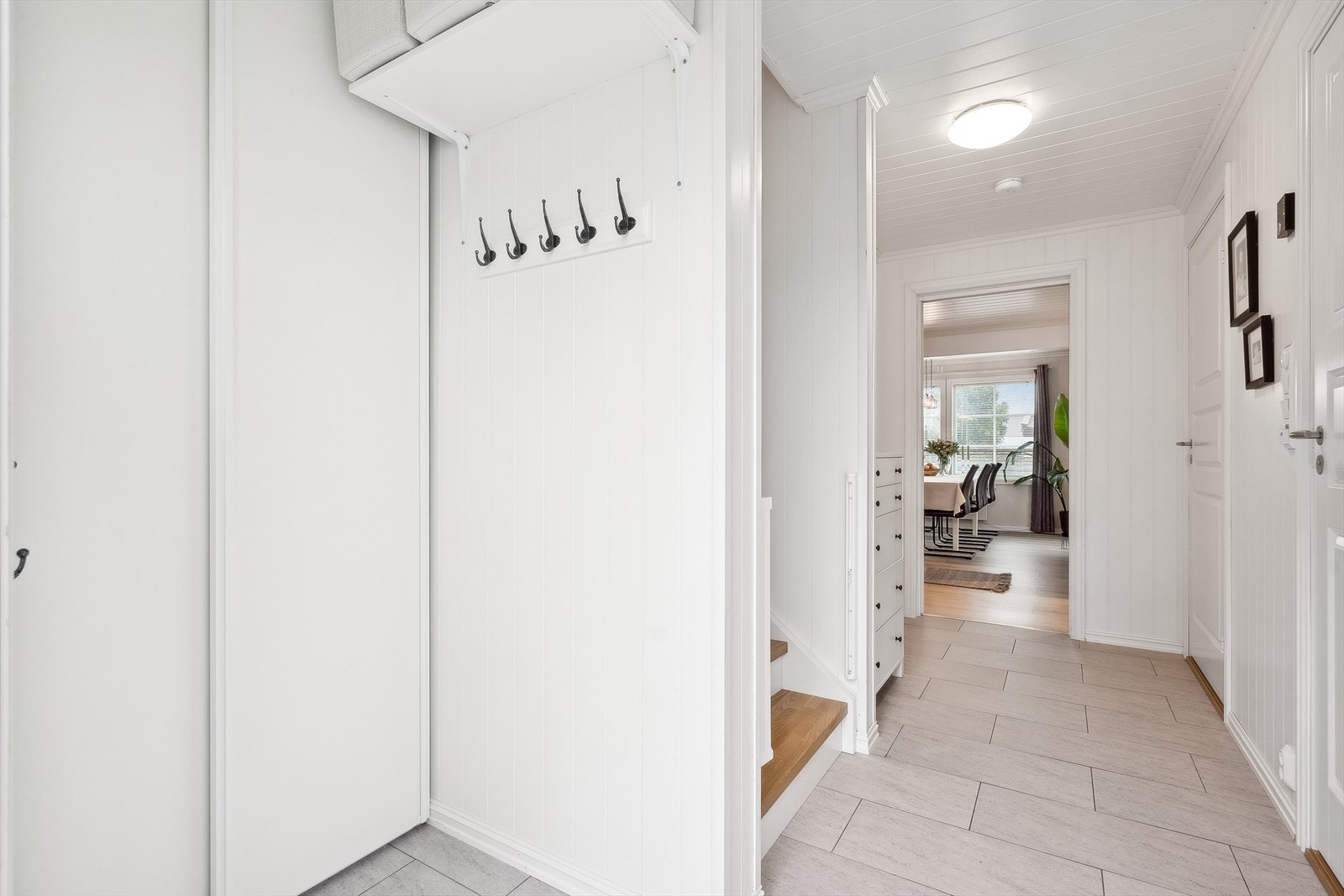 Entréen gir et godt første inntrykk og fører deg inn i boligens 1.etasje og videre opp til 2.etasje. Galleribilde