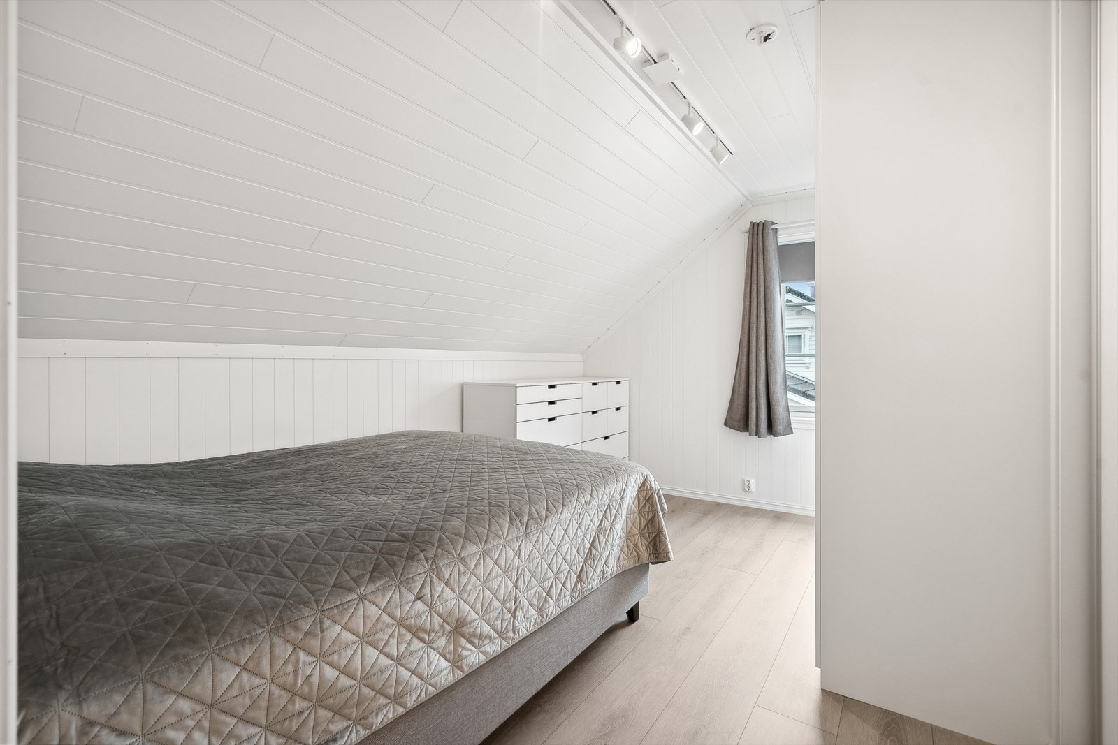 Soverom to passer perfekt som gjesterom og har ekstra lagringsplass i skyvedørsgarderobe. Galleribilde