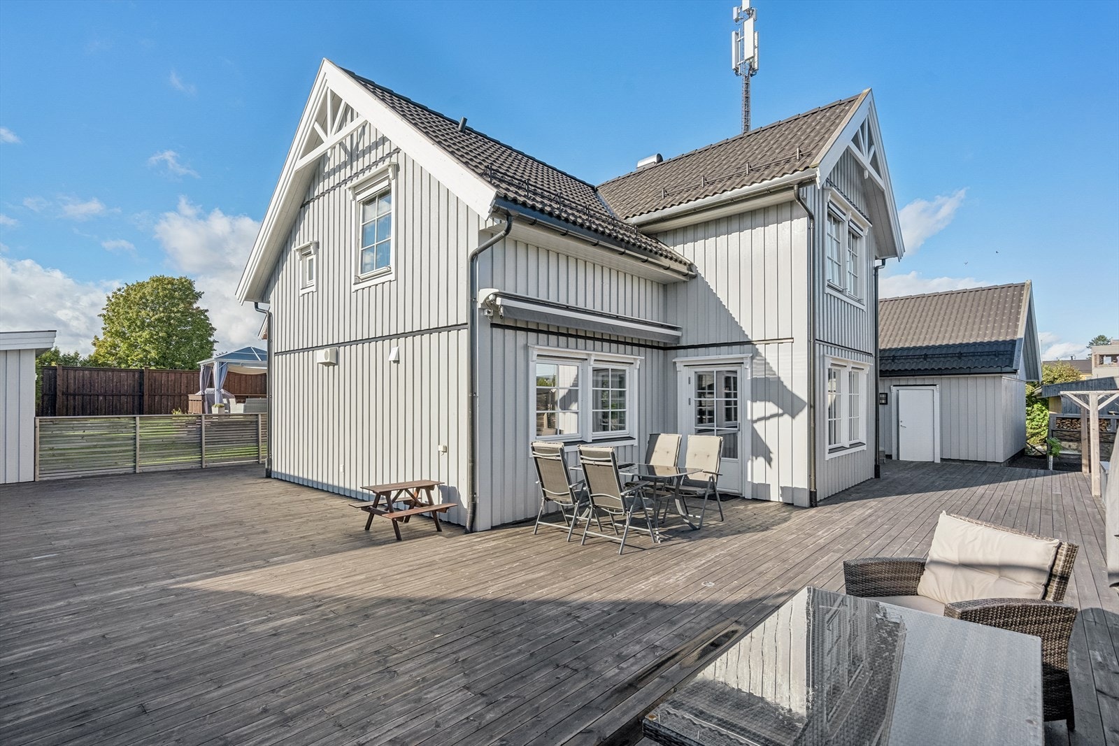 Dette er en meget innholdsrik og tiltalende enebolig fra 2015 i klassisk stil, beliggende i et attraktivt og sentralt boligområde på Sem. Galleribilde