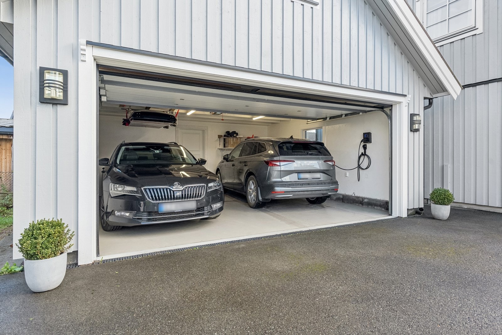 Eiendommen har frittliggende dobbelgarasje med elbillader og gode lagringsmuligheter i bod, samt loft. Galleribilde