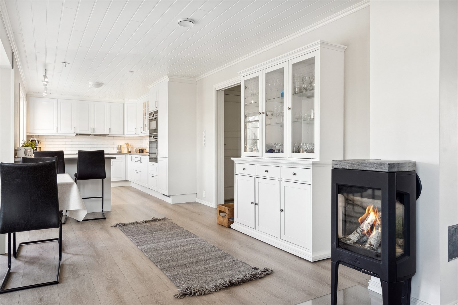 Peisovn i stue som varmer godt på kjøligere dager. Galleribilde