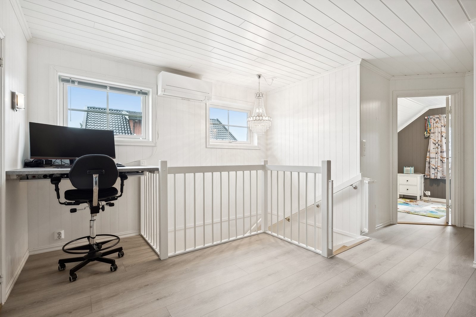 2.etasje har en ekstra stue, fire soverom og bad. Galleribilde