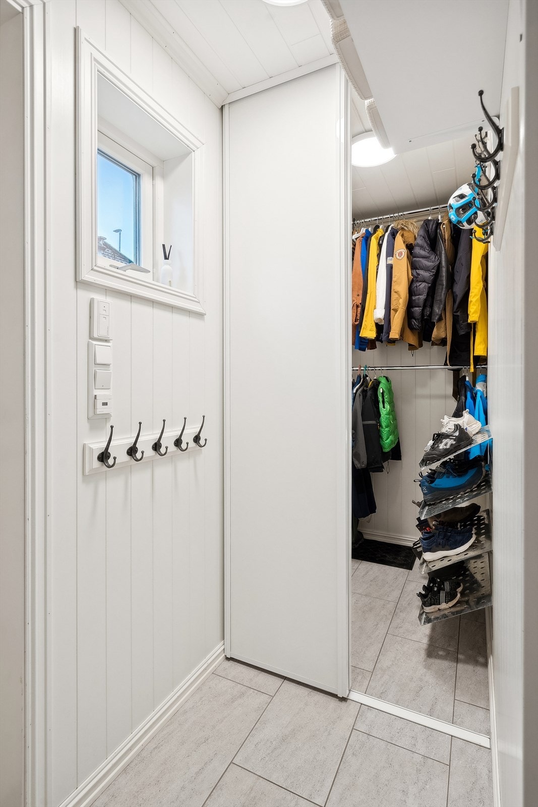 Entréen har gode oppbevaringsmuligheter. Galleribilde