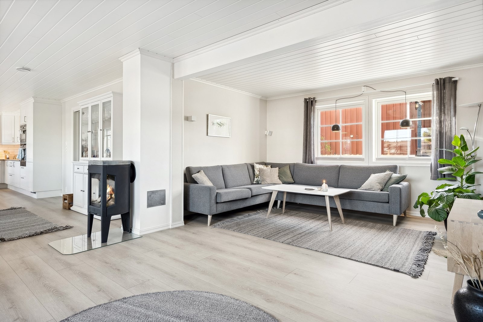 Rommet har en egen sone med plass til et stort sofahjørne. Galleribilde