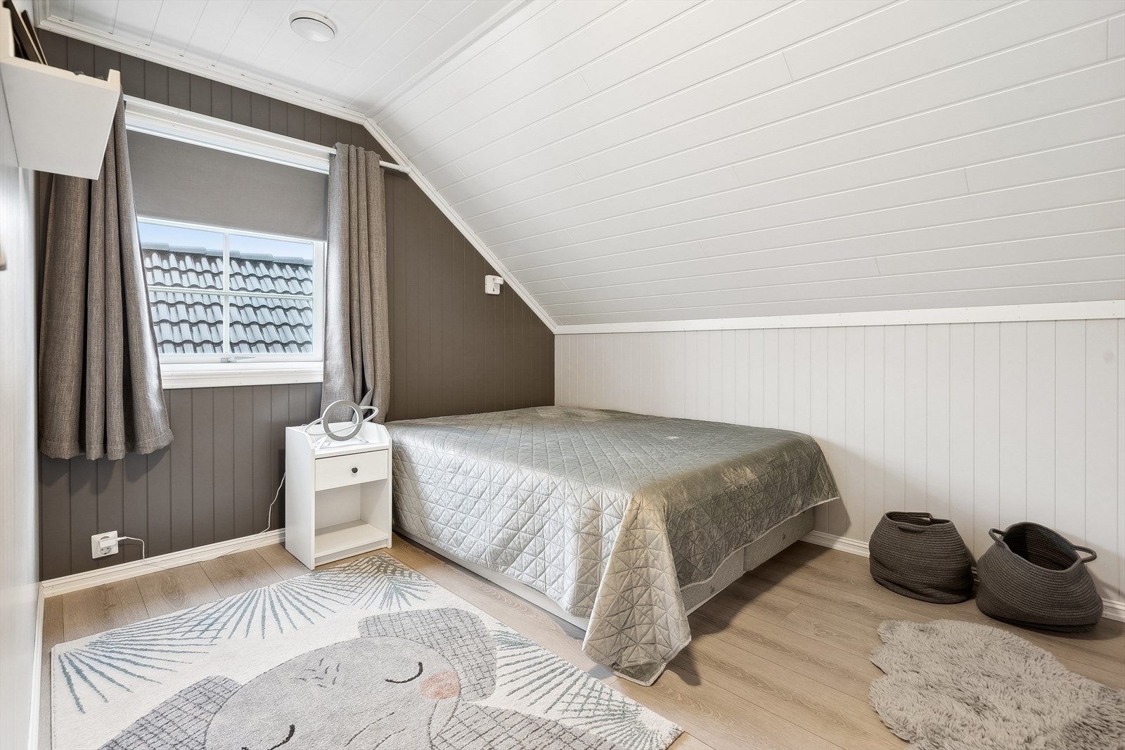 Soverom en er av god størrelse med plass til dobbeltseng og ekstra lagring. Galleribilde