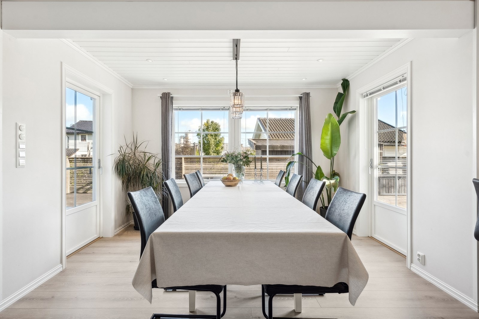 Spisestue med rikelig plass til langbord og sosiale sammenkomster. Galleribilde