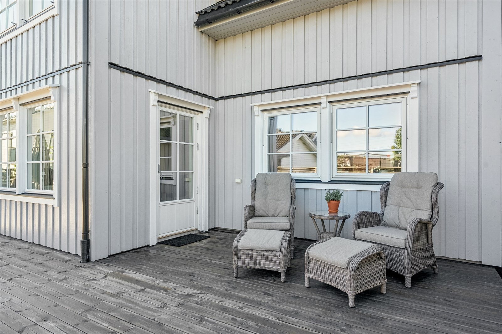 Den romslige utformingen gir sol fra morgen til kveld og gode muligheter for å følge solen gjennom dagen. Galleribilde