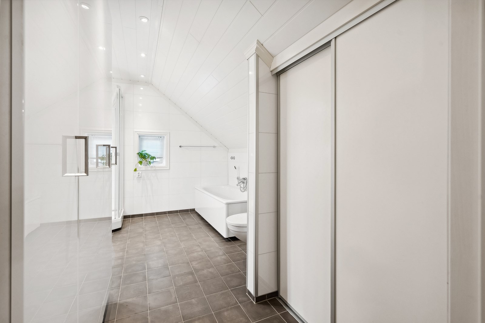 Boligen har to flislagte bad, ett i hver etasje, begge fra byggeåret - Her fra 2.etasje. Galleribilde