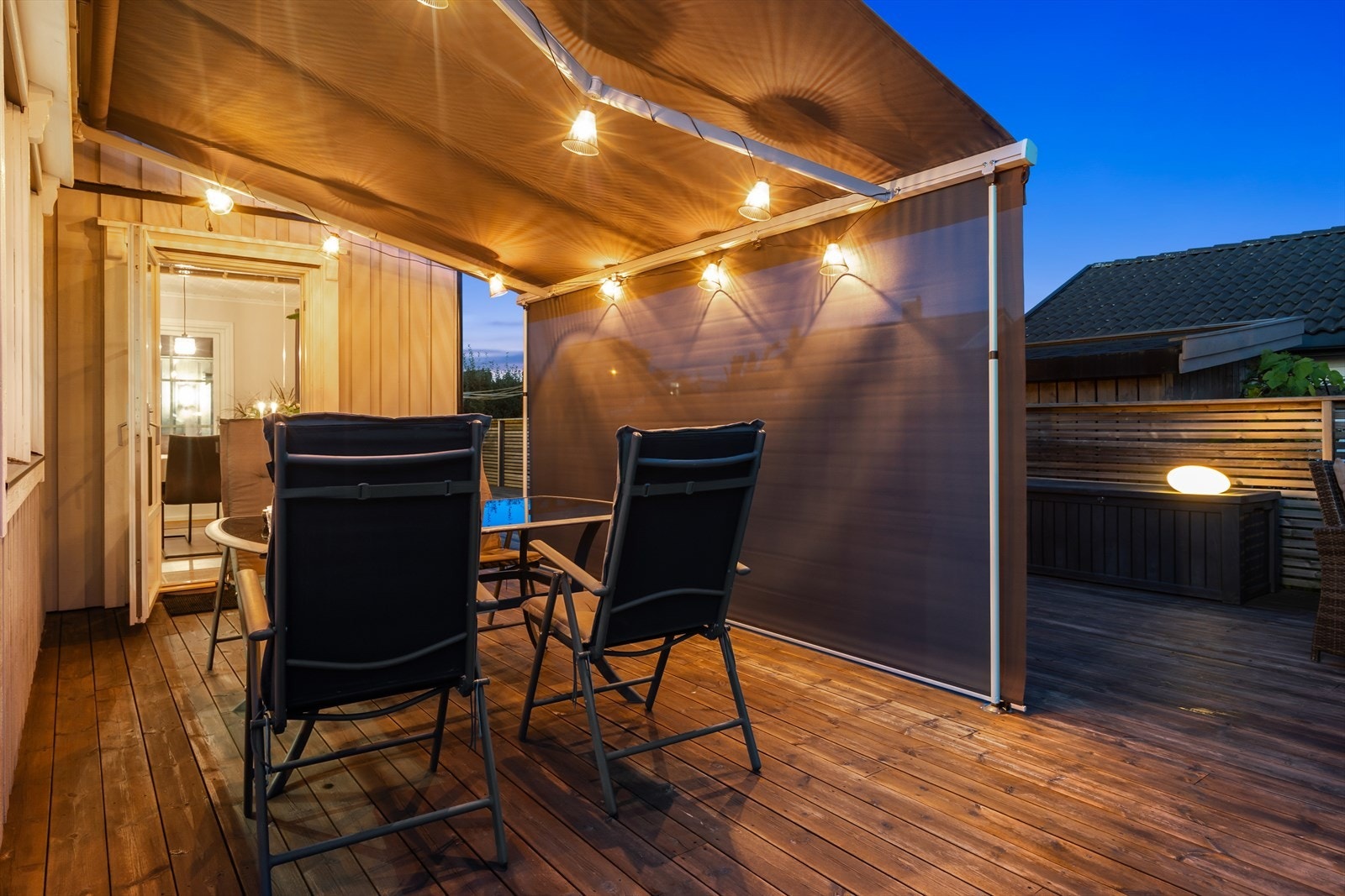 Terrassen byr på rikelig med plass til flere soner - perfekt for både spiseplass, sofagruppe og solsenger. Galleribilde