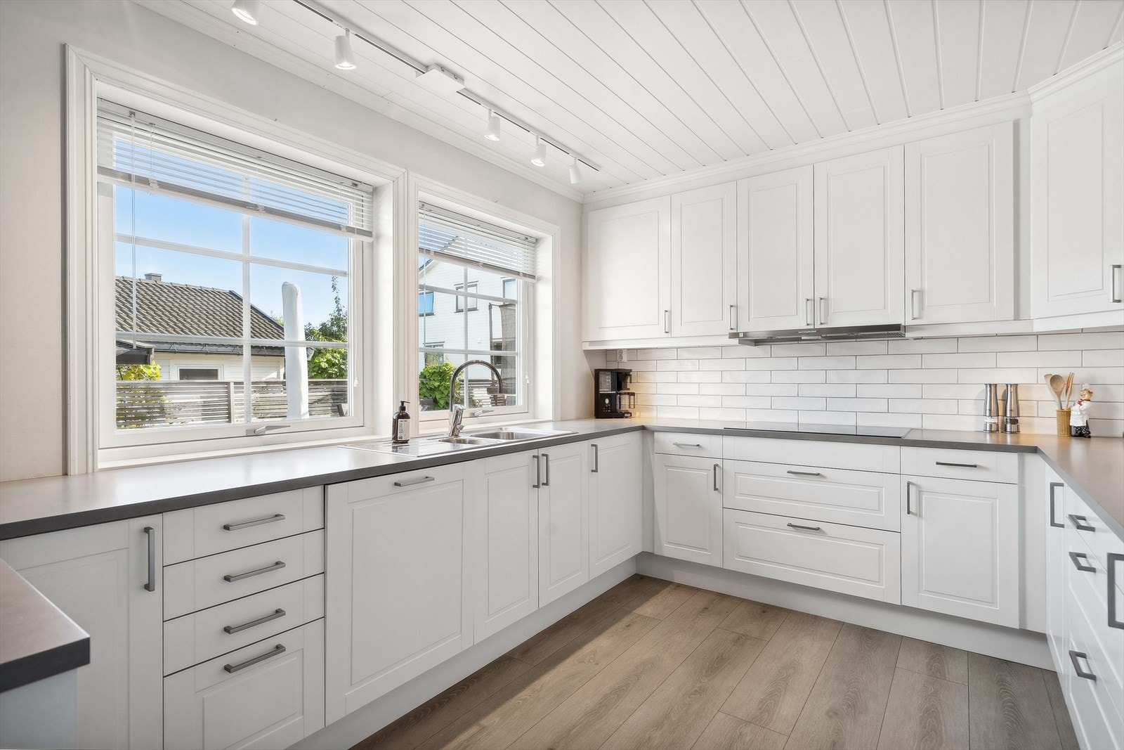 Det er integrerte hvitevarer som kjøleskap, fryser, oppvaskmaskin, stekeovn, platetopp og mikrobølgeovn. Galleribilde