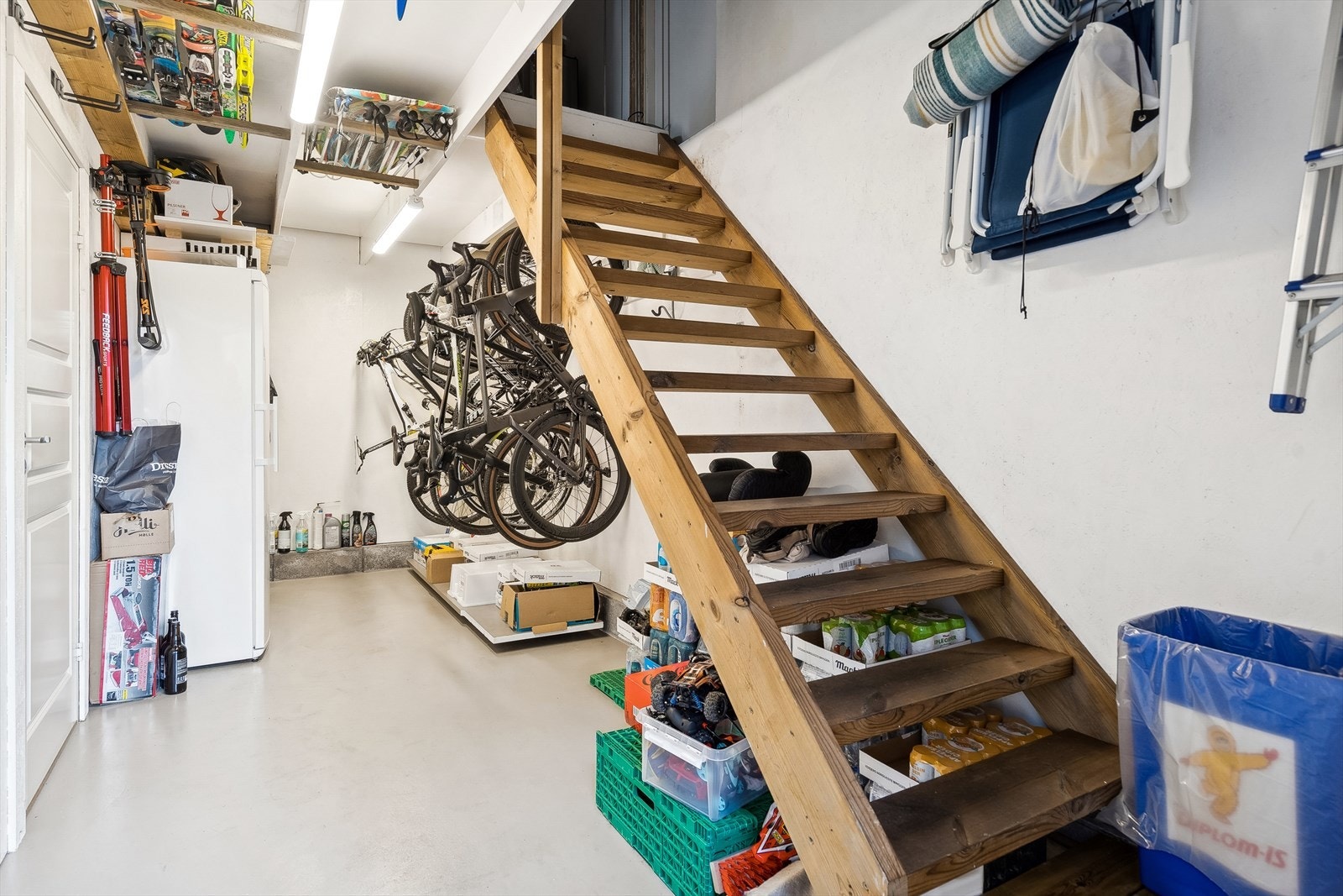 Innvendig lagringsplass i garasjen. Galleribilde