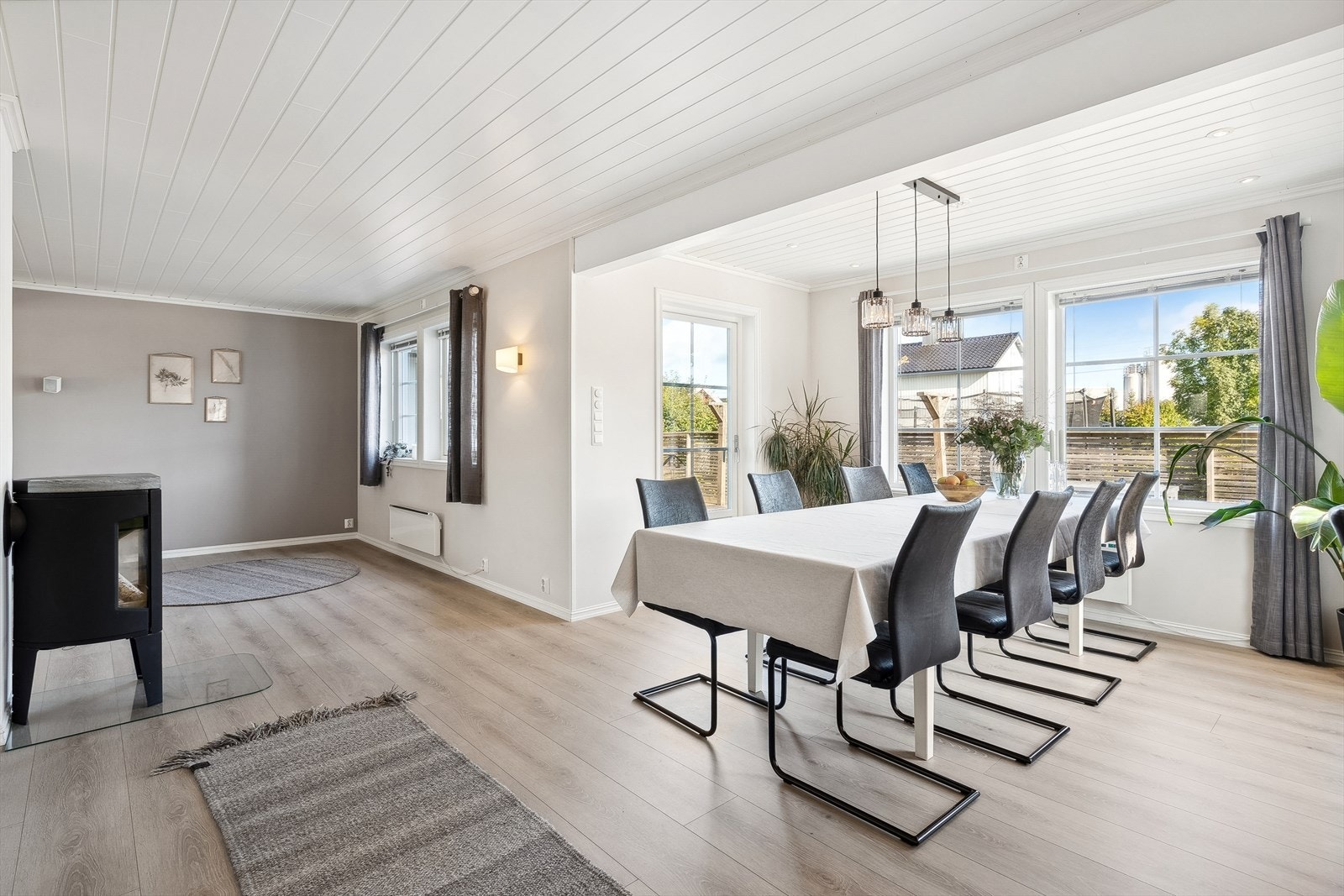 Store vindusflater slipper inn rikelig med naturlig lys og skaper et lyst og trivelig oppholdsrom. Galleribilde