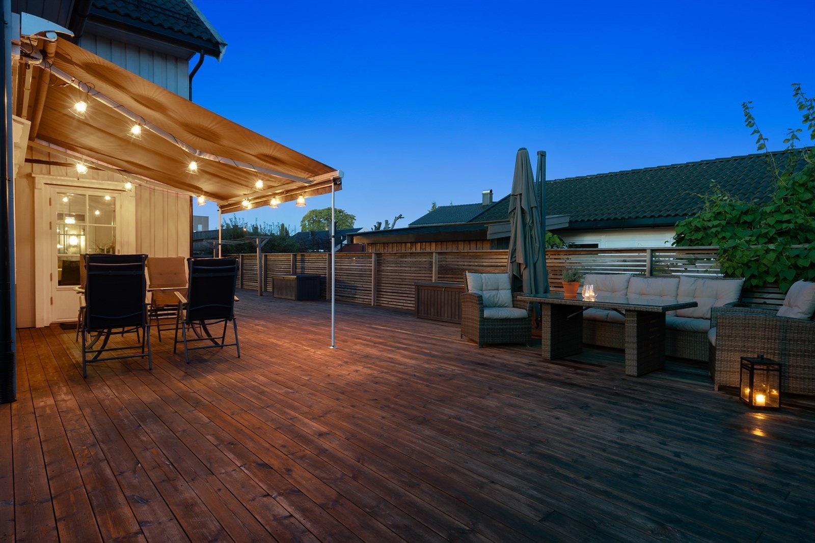 Stor og imponerende terrasse som strekker seg rundt boligen og gir usedvanlig gode uteoppholdsarealer. Galleribilde