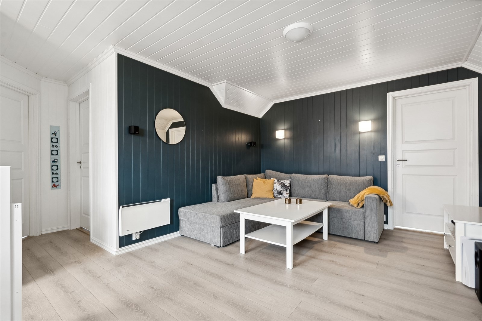 Stuen er et lyst og fleksibelt oppholdsrom som passer perfekt som TV-stue, lekerom eller hjemmekontor. Galleribilde