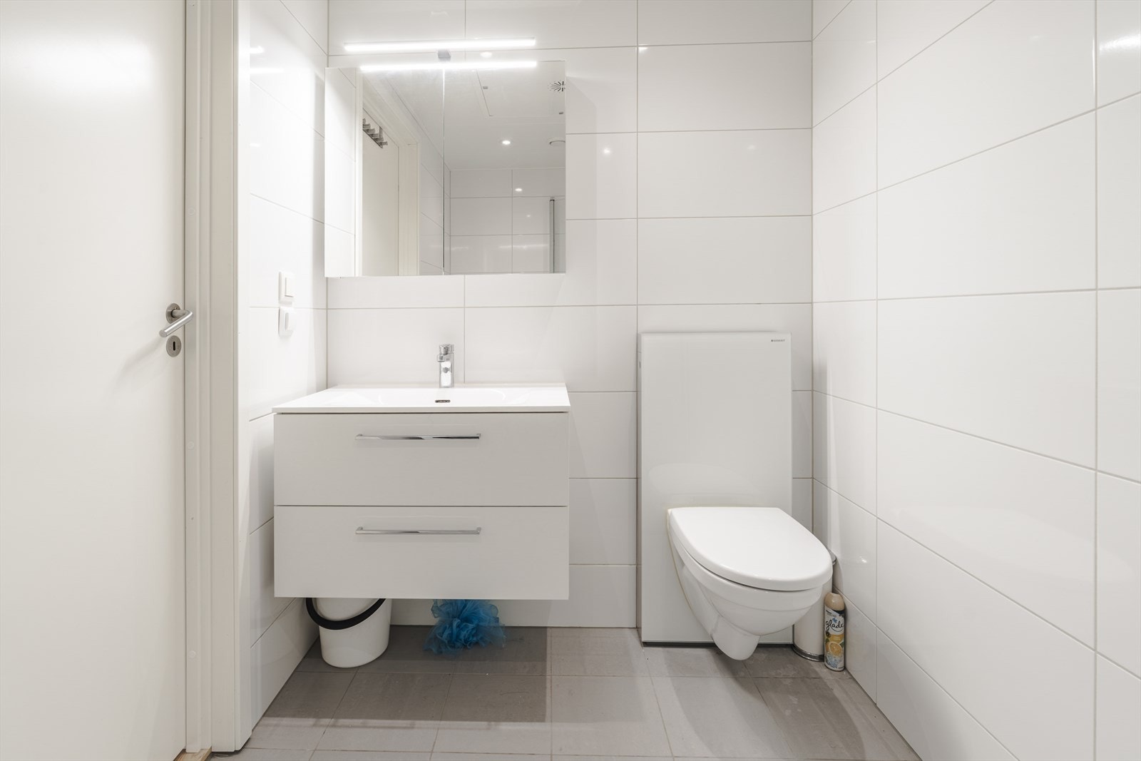 Boligen har to bad, ett plassert i 1.etasje og ett 2.etasje Galleribilde