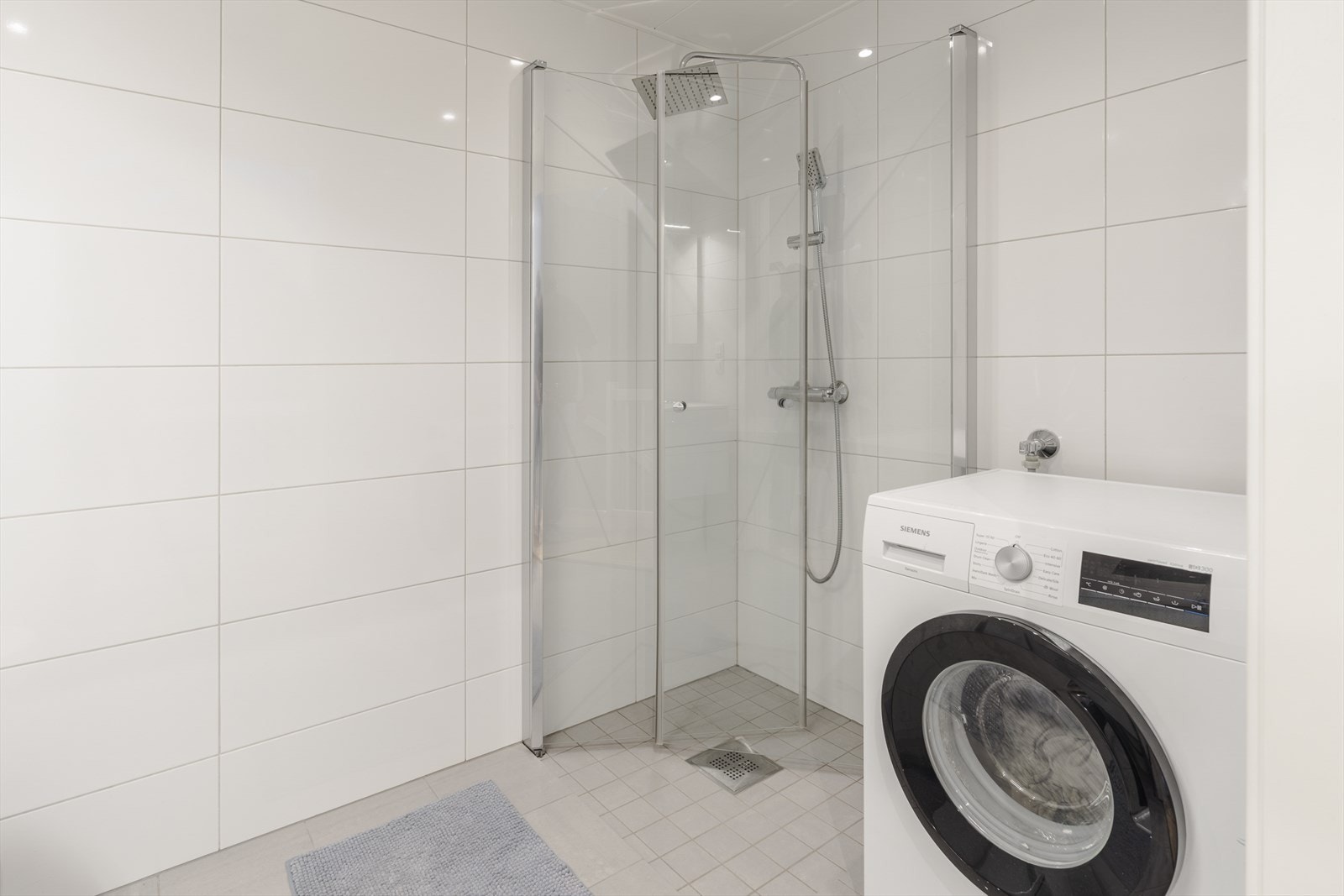 Bad 2.etasje har opplegg for vaskemaskin Galleribilde