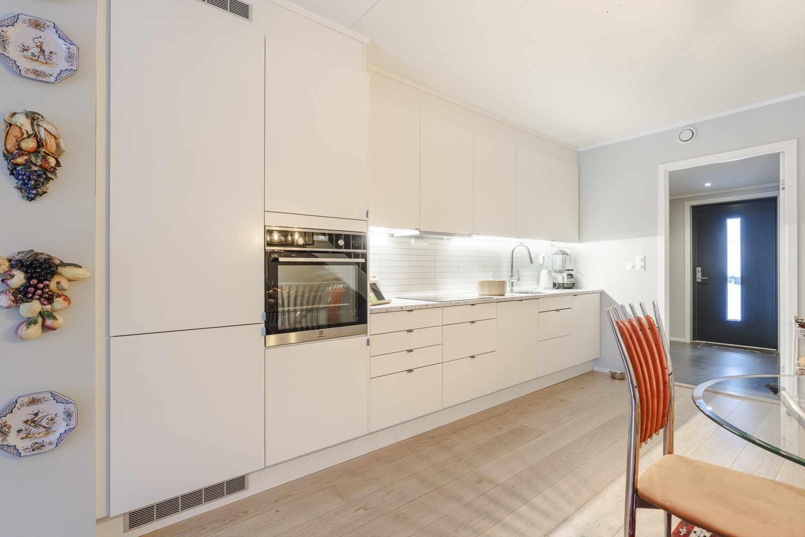 Kjøkkeninnredningen er fra Marbodal. Skuffer er utført med soft-close-funksjon Galleribilde