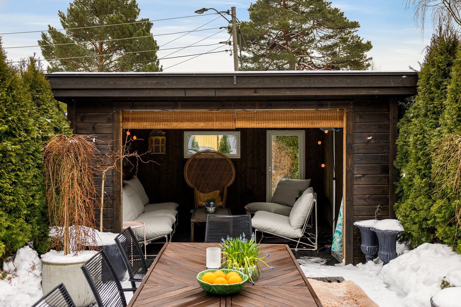 Livet utendørs nytes til fulle på en stor terrasse utenfor stuen. Direkte tilgang til flott utestue. Galleribilde