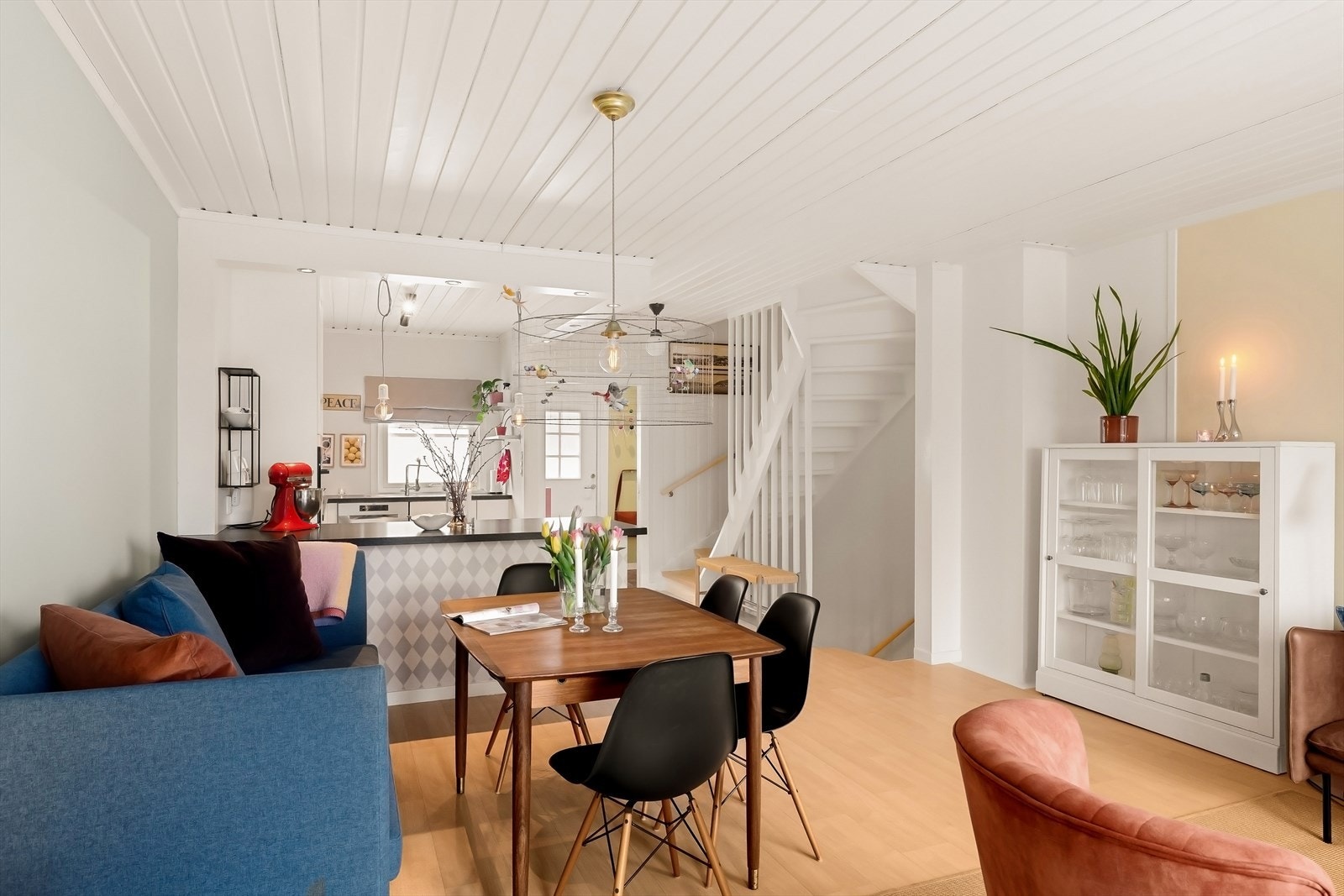 Den romslige spisesonen har god plass til både familie og gjester, og inviterer til lange måltider og hyggelige sammenkomster i varme og lune omgivelser. Galleribilde