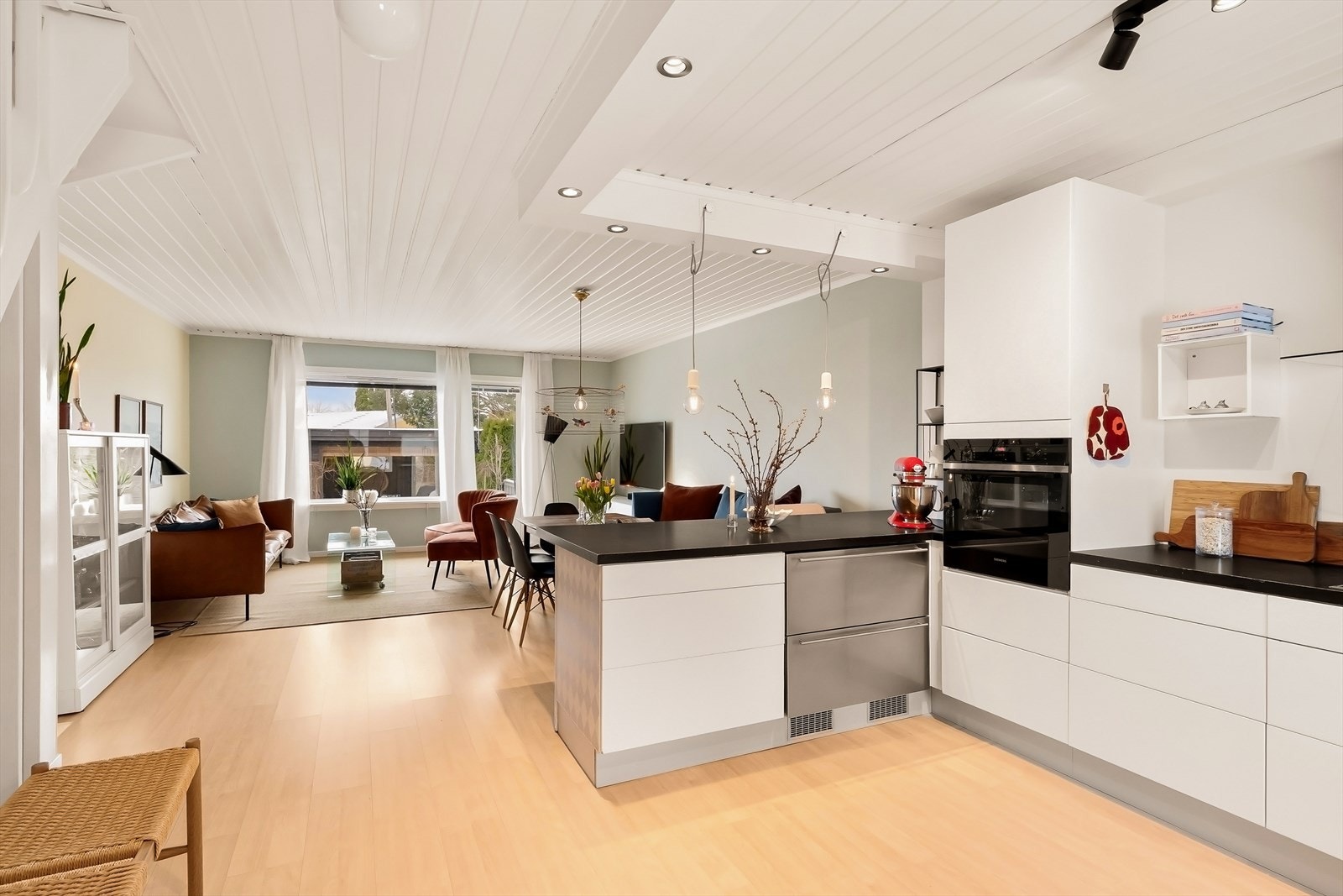 Her finner du alt du trenger av hvitevarer, inkludert kjøleskuff, oppvaskmaskin, platetopp og stekeovn - et kjøkken som både er lekkert å se på og effektivt i bruk. Galleribilde