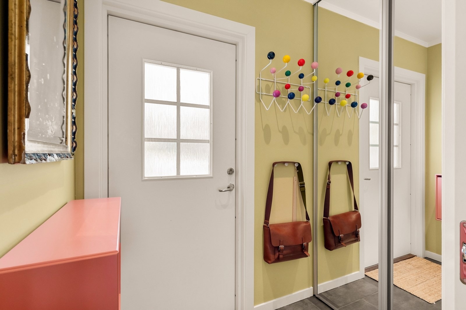 Entréen ønsker deg velkommen med delikate farger og en gjennomført stil. Galleribilde