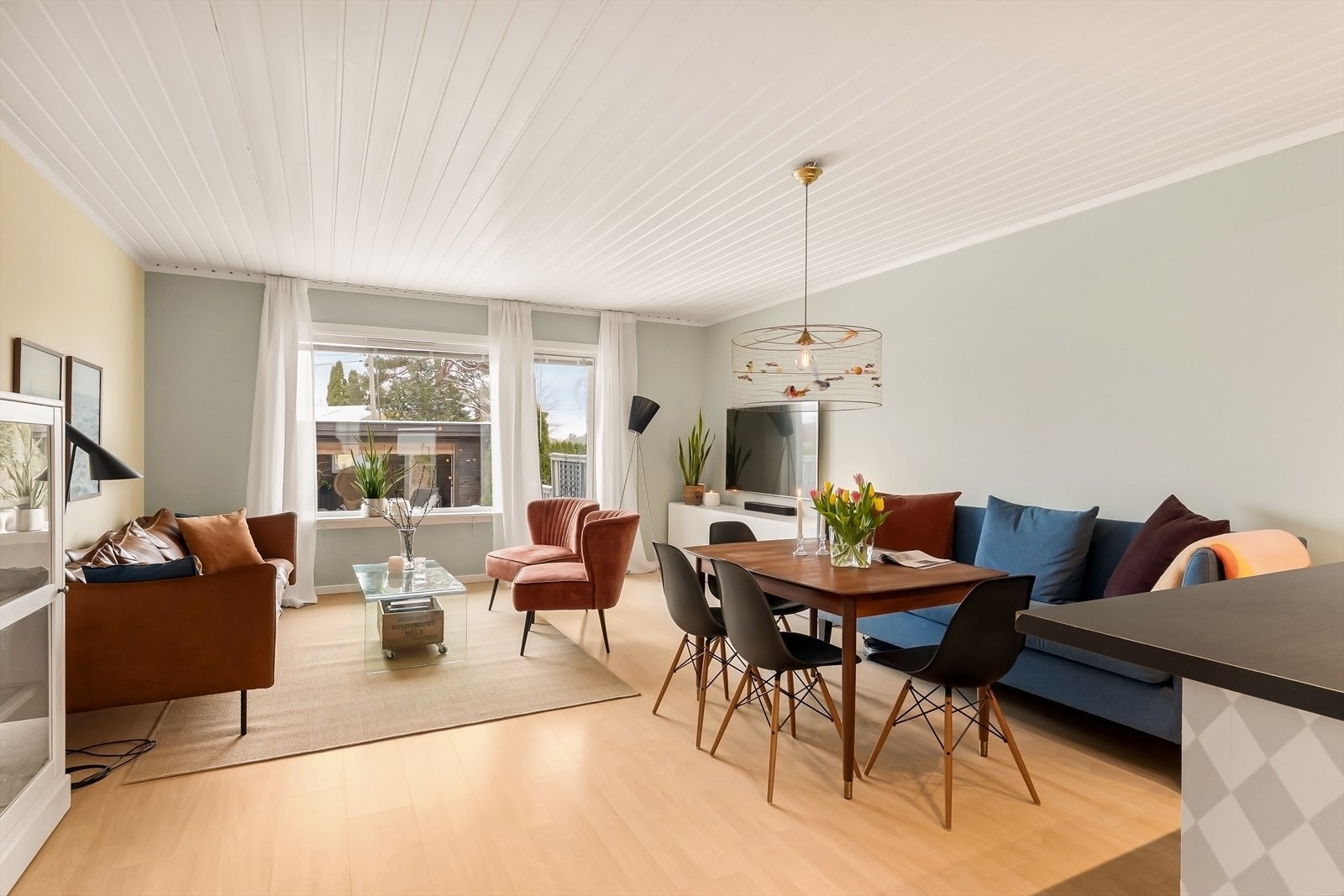 Innervegger har et helhetlig fargepreg med gjennomgående bruk av moderne og stilsikre interiørfarger som gir en fin helhet i boligen. Galleribilde